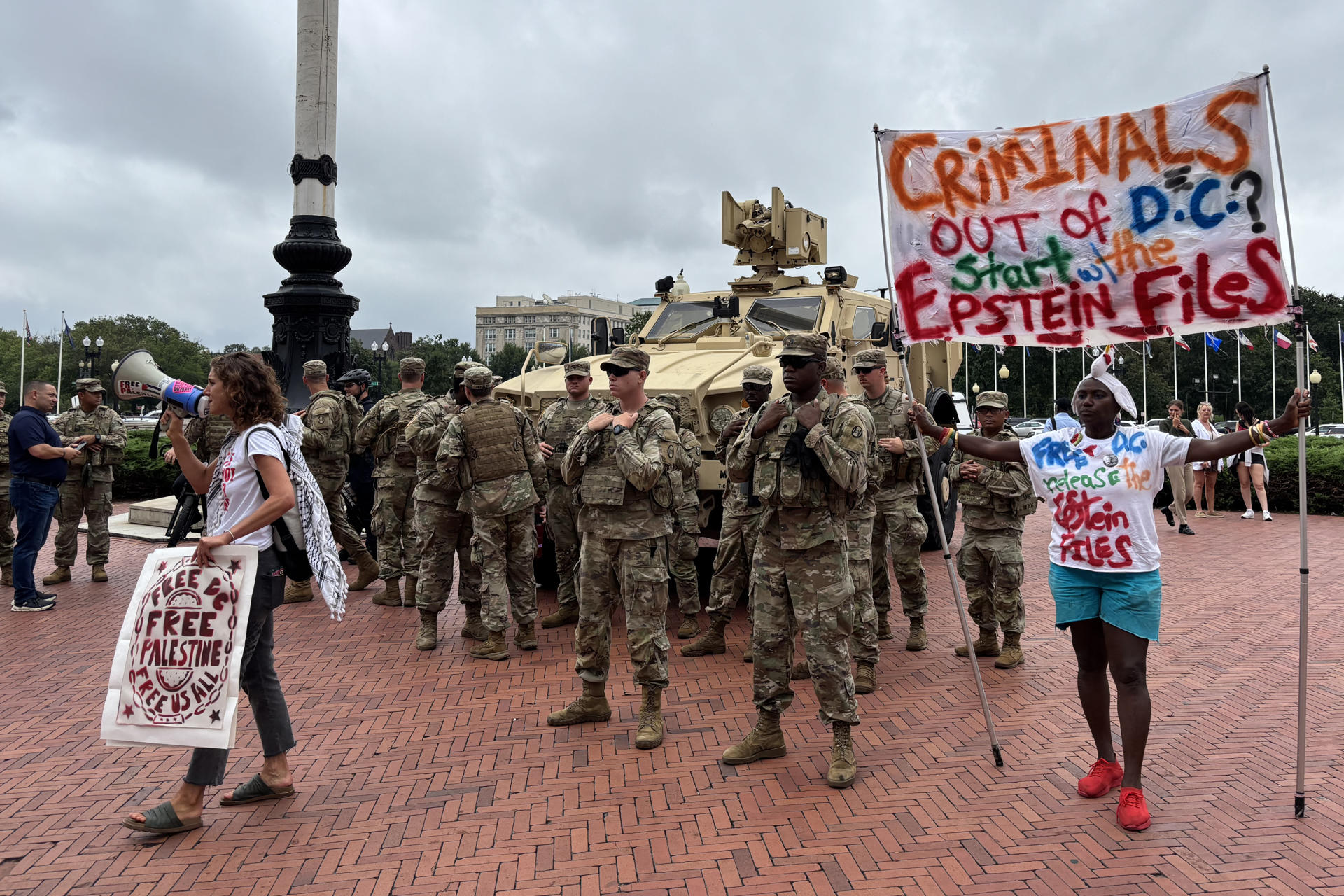 Abuchean a JD Vance y Pete Hegseth en su visita a la Guardia Nacional en Washington