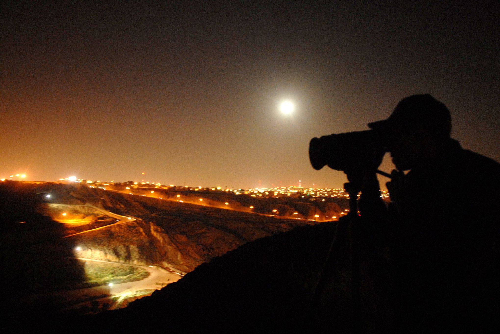 EEUU confirma que agente migratorio disparó contra vehículo en un operativo en California