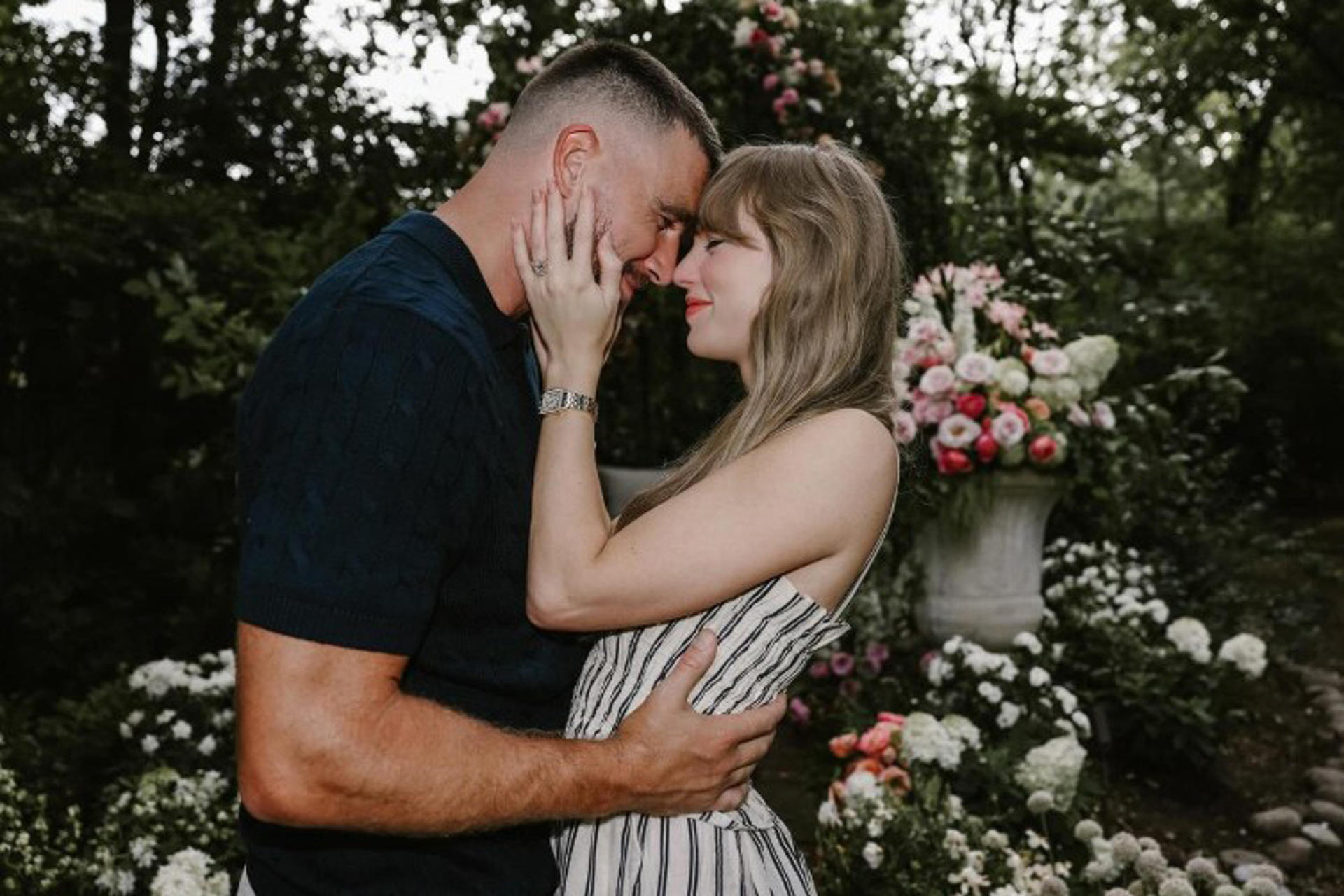 Taylor Swift y Travis Kelce anuncian su compromiso