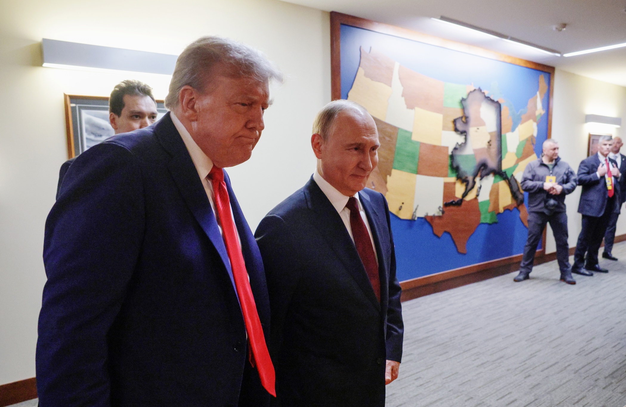 Encuentran documentos confidenciales en un hotel de Alaska antes de la cumbre Putin-Trump