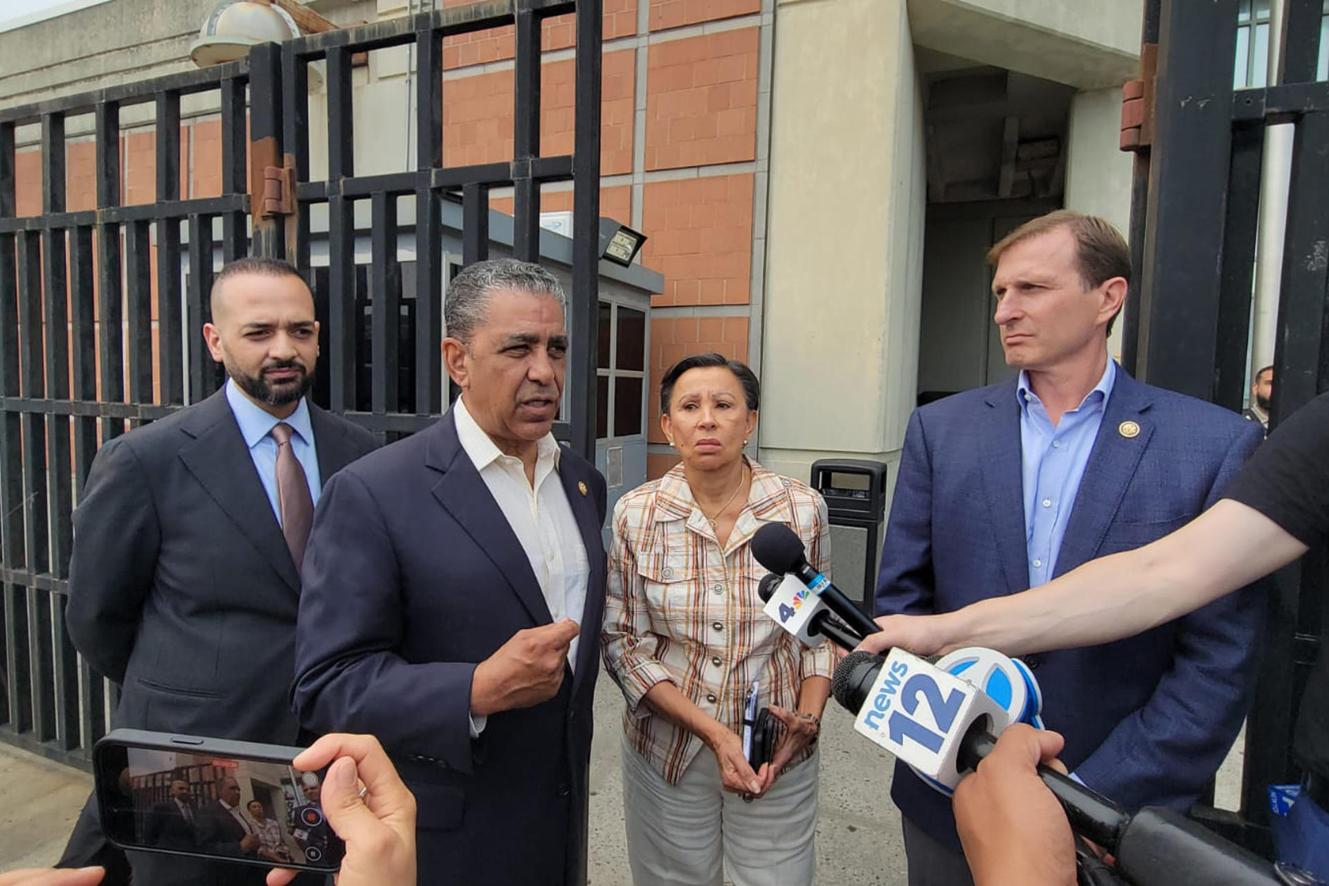 Niegan a tres congresistas el acceso a una cárcel de Nueva York con inmigrantes detenidos
