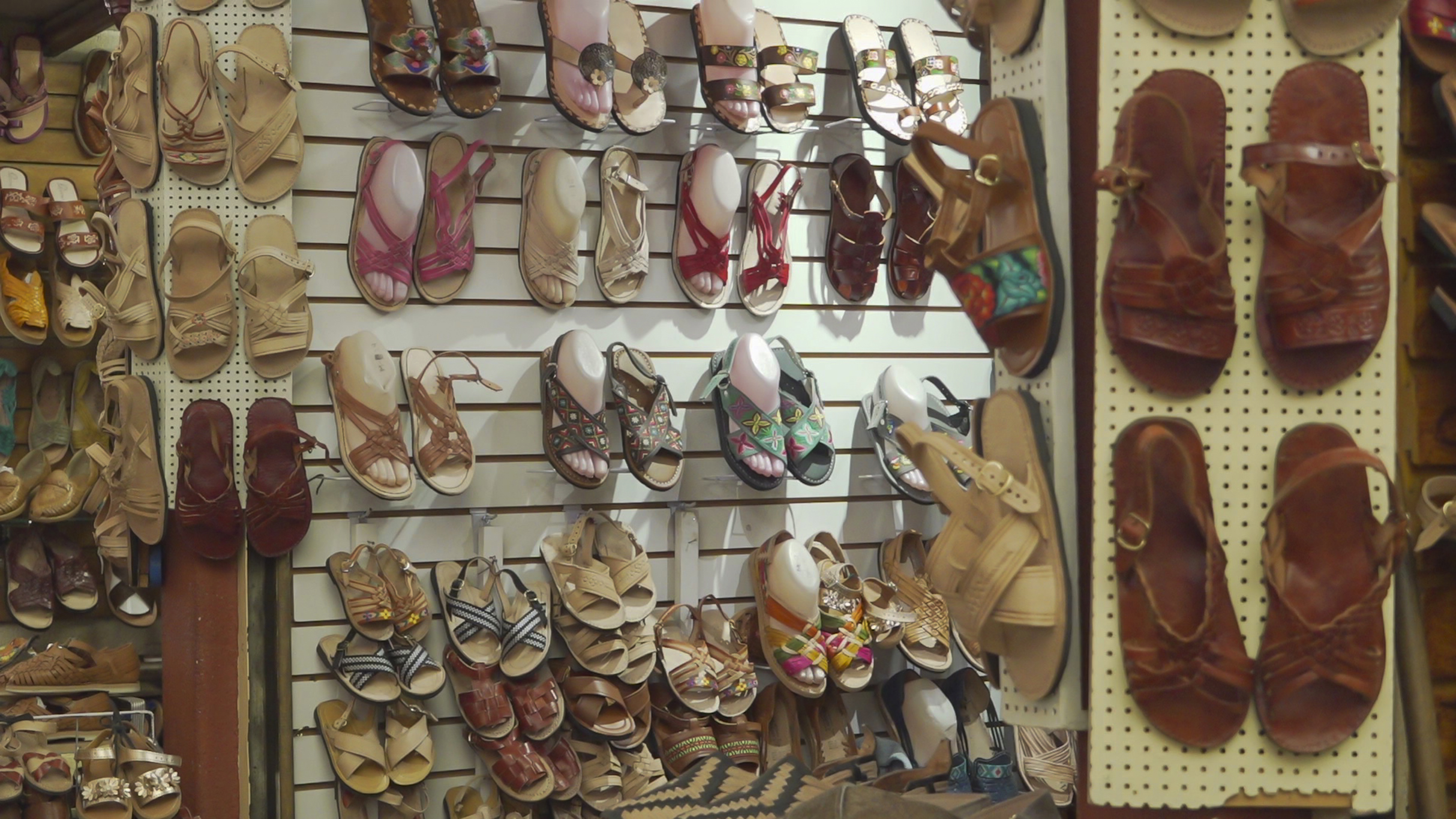 Adidas busca reparar el daño por presunto plagio de huaraches del estado de Oaxaca