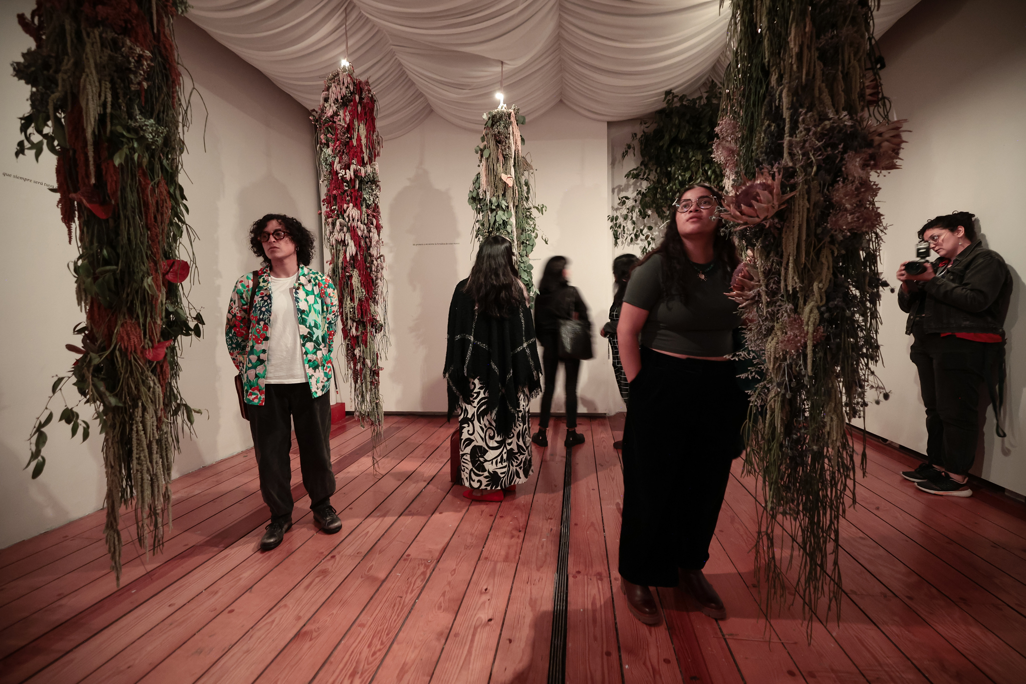 Una exposición inmersiva busca visibilizar los casamientos infantiles en México