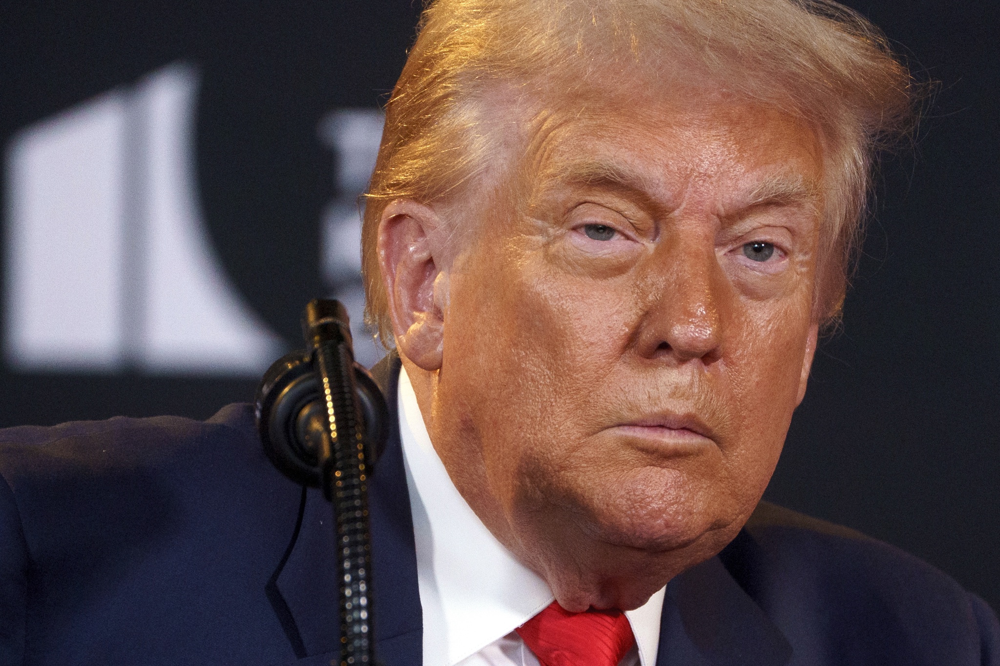 Trump firma orden ejecutiva para facilitar viajes comerciales al espacio