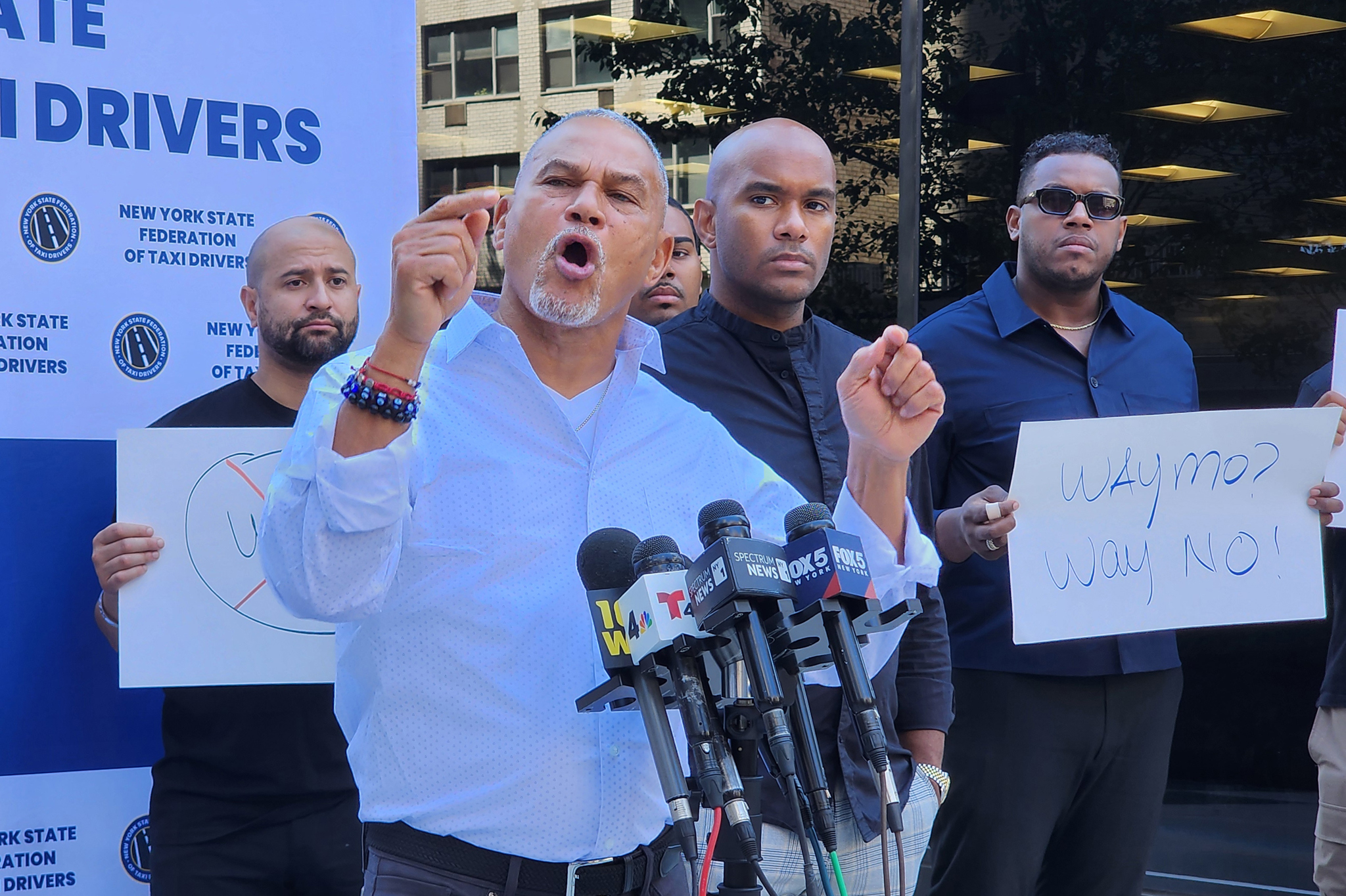 Taxistas amenazan con paralizar Nueva York si entran en funcionamiento robotaxis autónomos