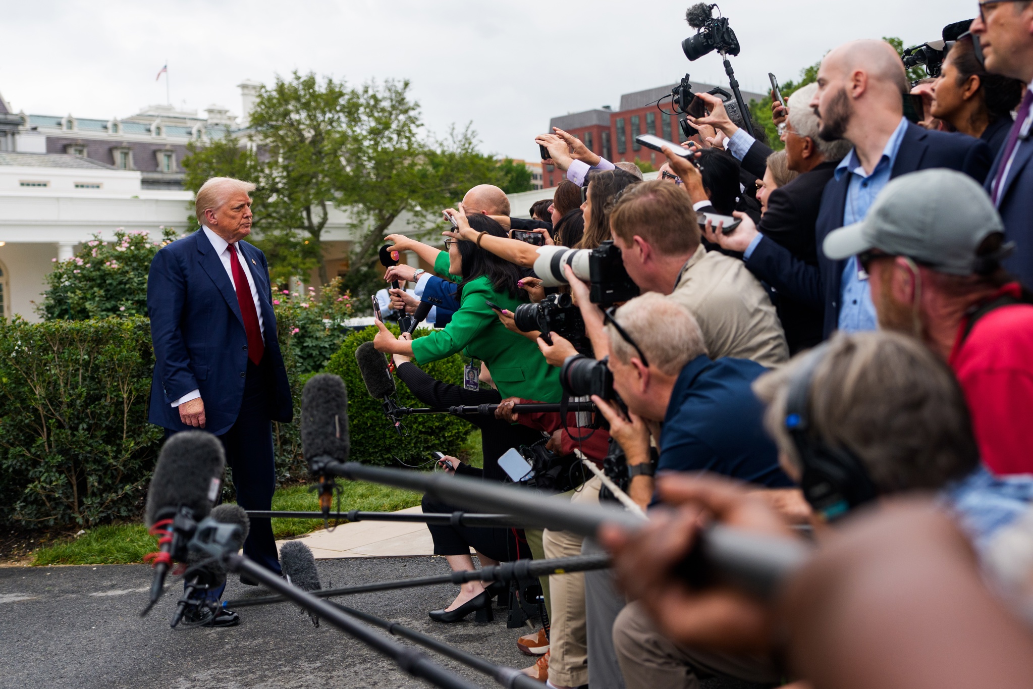 Trump amenaza con un arancel del 35 % a la UE si no invierte 600.000 millones en EE.UU.