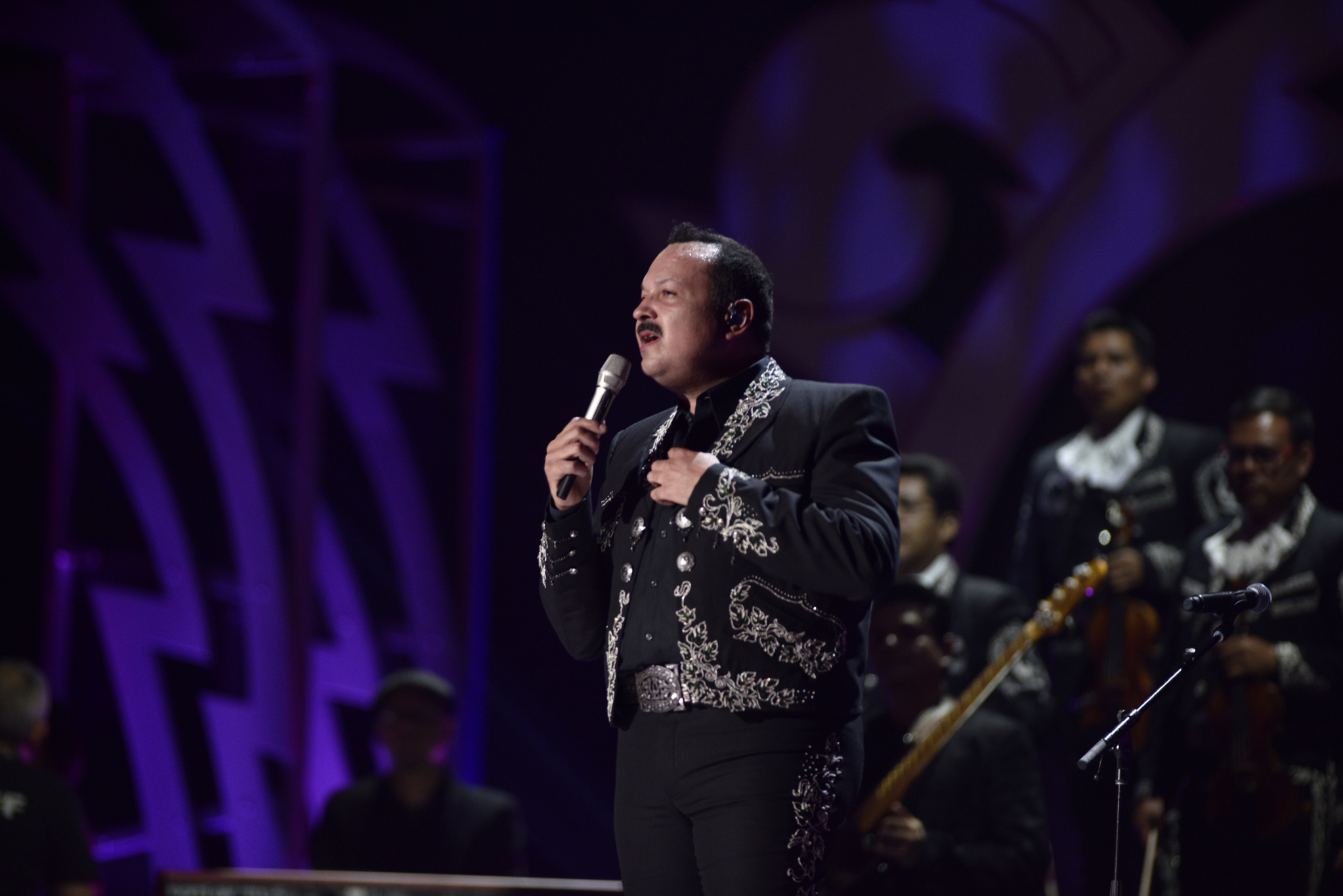 “A caballo y con música”, Pepe Aguilar responde a las políticas migratorias de EE.UU.