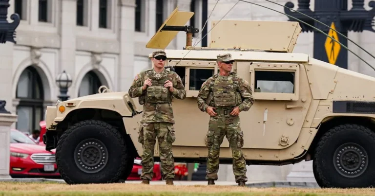 Líderes de Chicago se oponen a plan de militarización de Trump para ‘callar la disidencia’