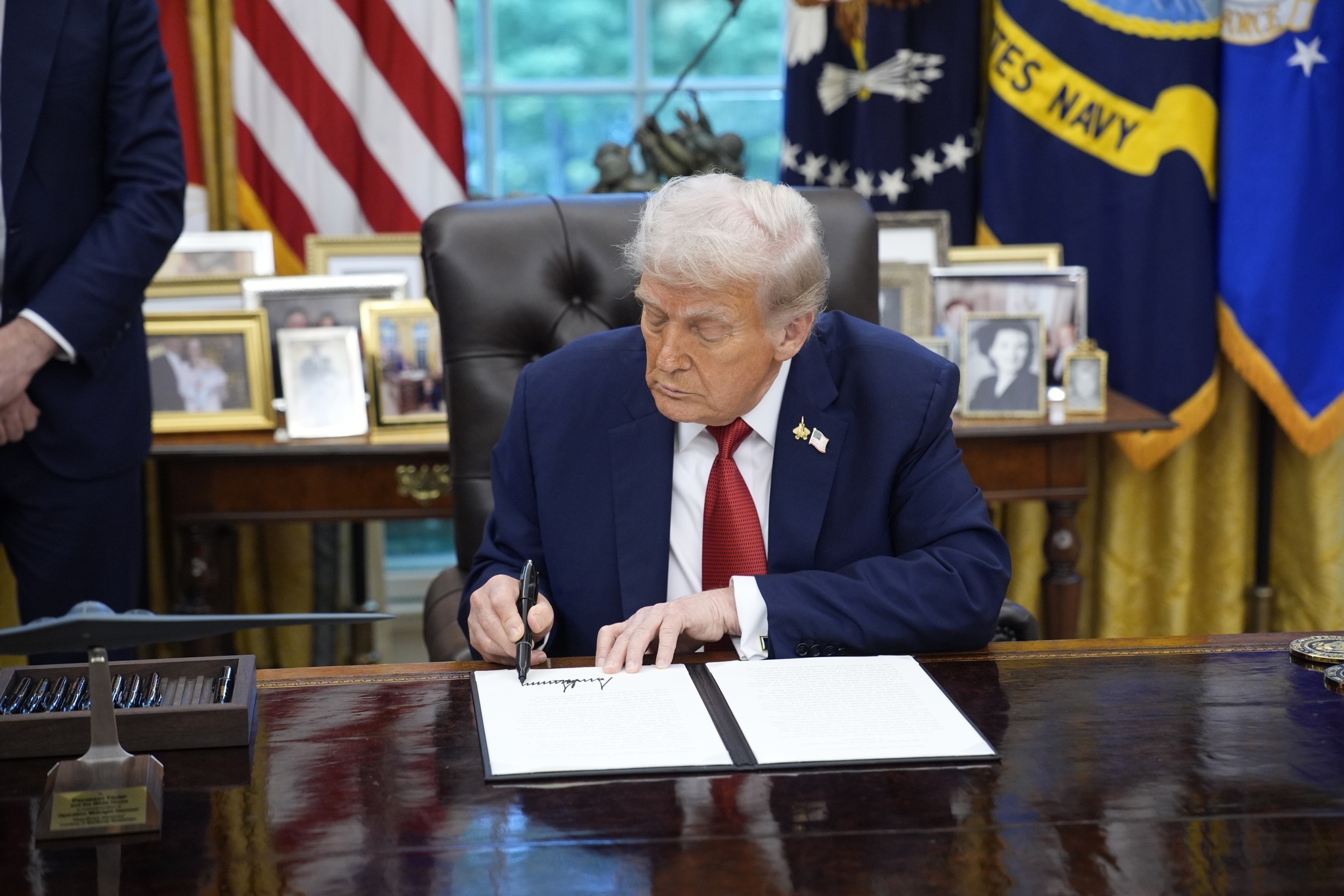 Trump firma orden ejecutiva que hace efectivo el funcionamiento legal de TikTok en EEUU