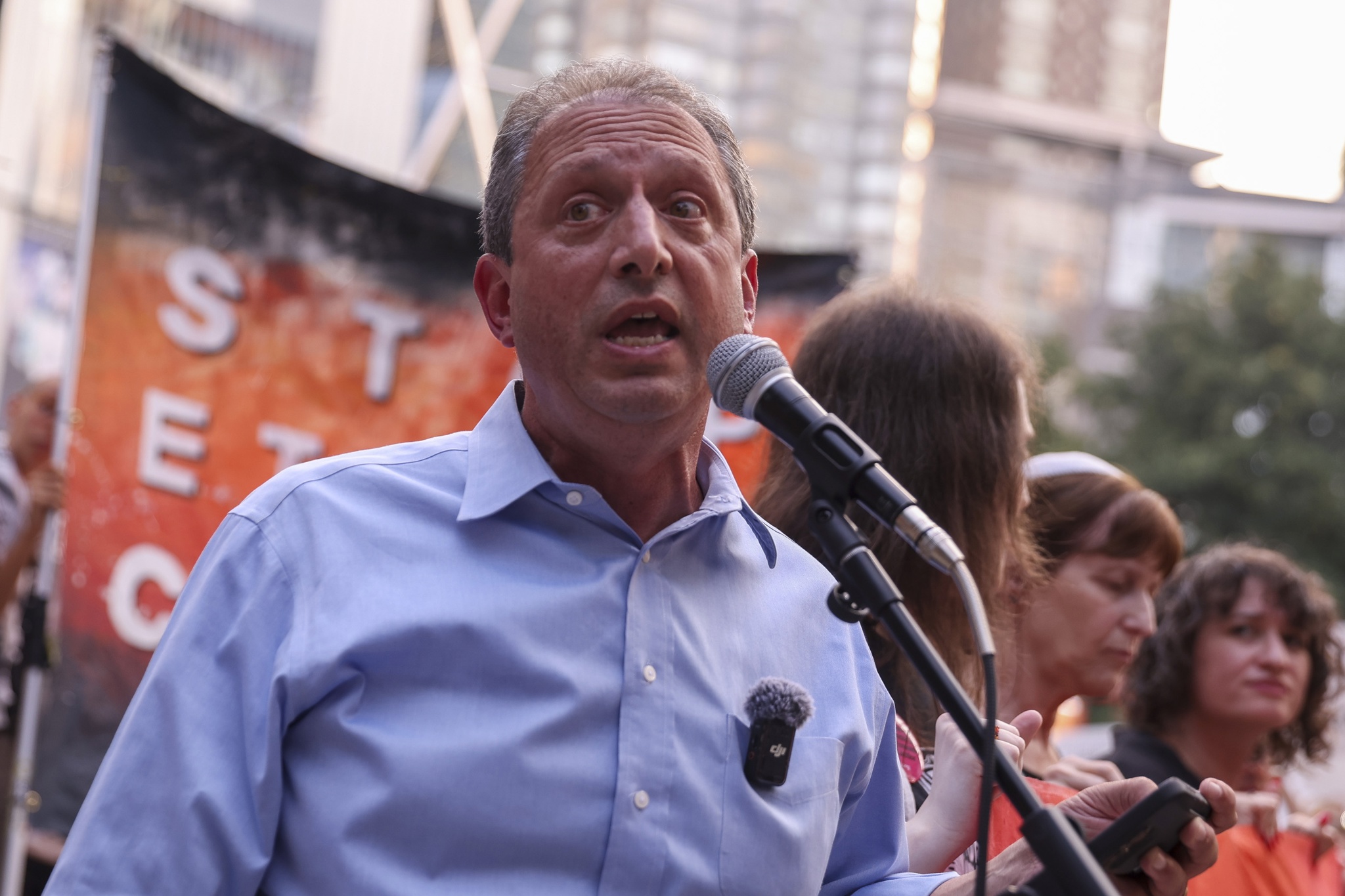 Arrestan a políticos de Nueva York en protesta por migrantes detenidos en edificio federal