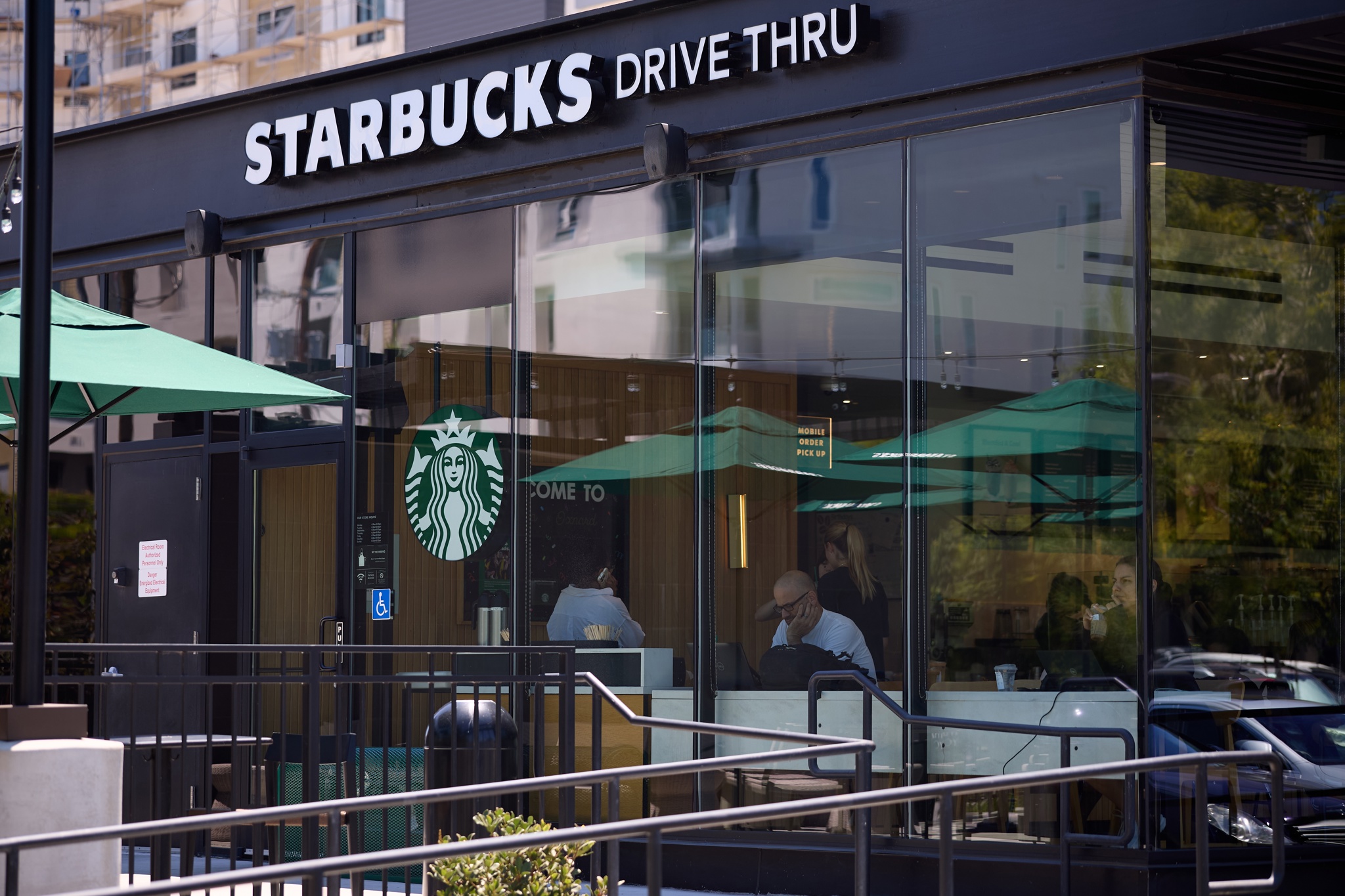 Starbucks anuncia cierres y despidos como parte de un plan para revivir la cadena de cafés