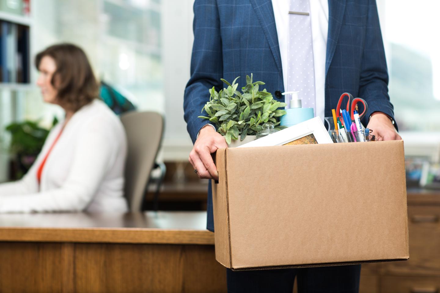 Juez de EEUU bloquea despido de 500 empleado de la Voz de América