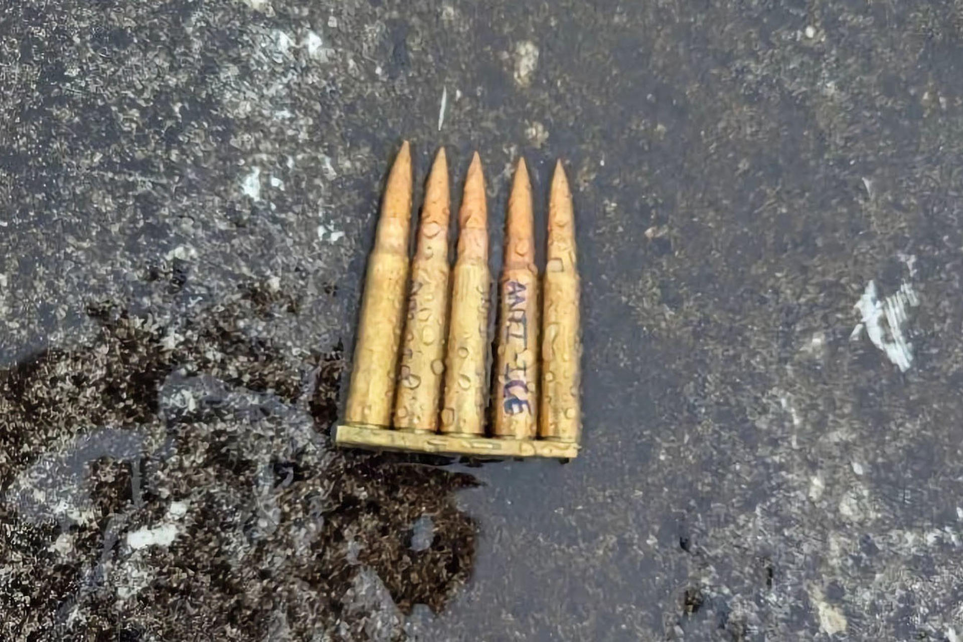 Director del FBI comparte foto de cartucho con frase ‘ANTI-ICE’ del tiroteo en Texas