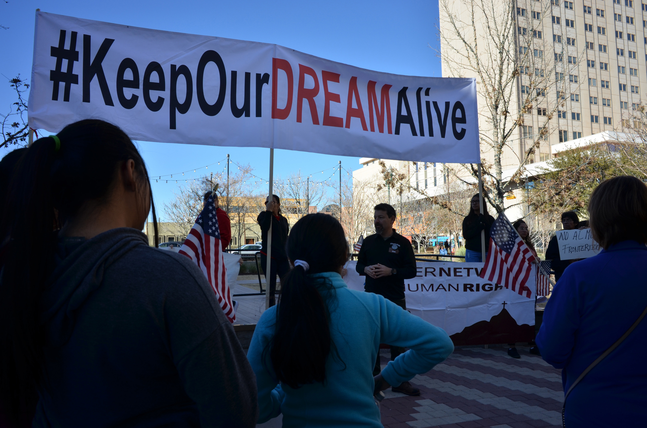 Grupos lanzan conteo de ‘dreamers’ detenidos por ICE pese a tener el amparo de DACA