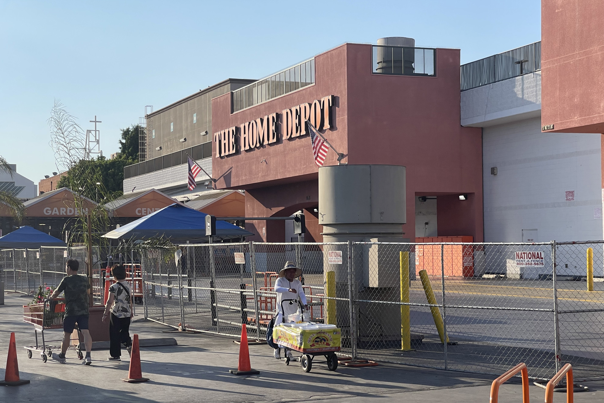 Inmigración se ensaña con el estacionamiento de una tienda en Los Ángeles con 4 redadas