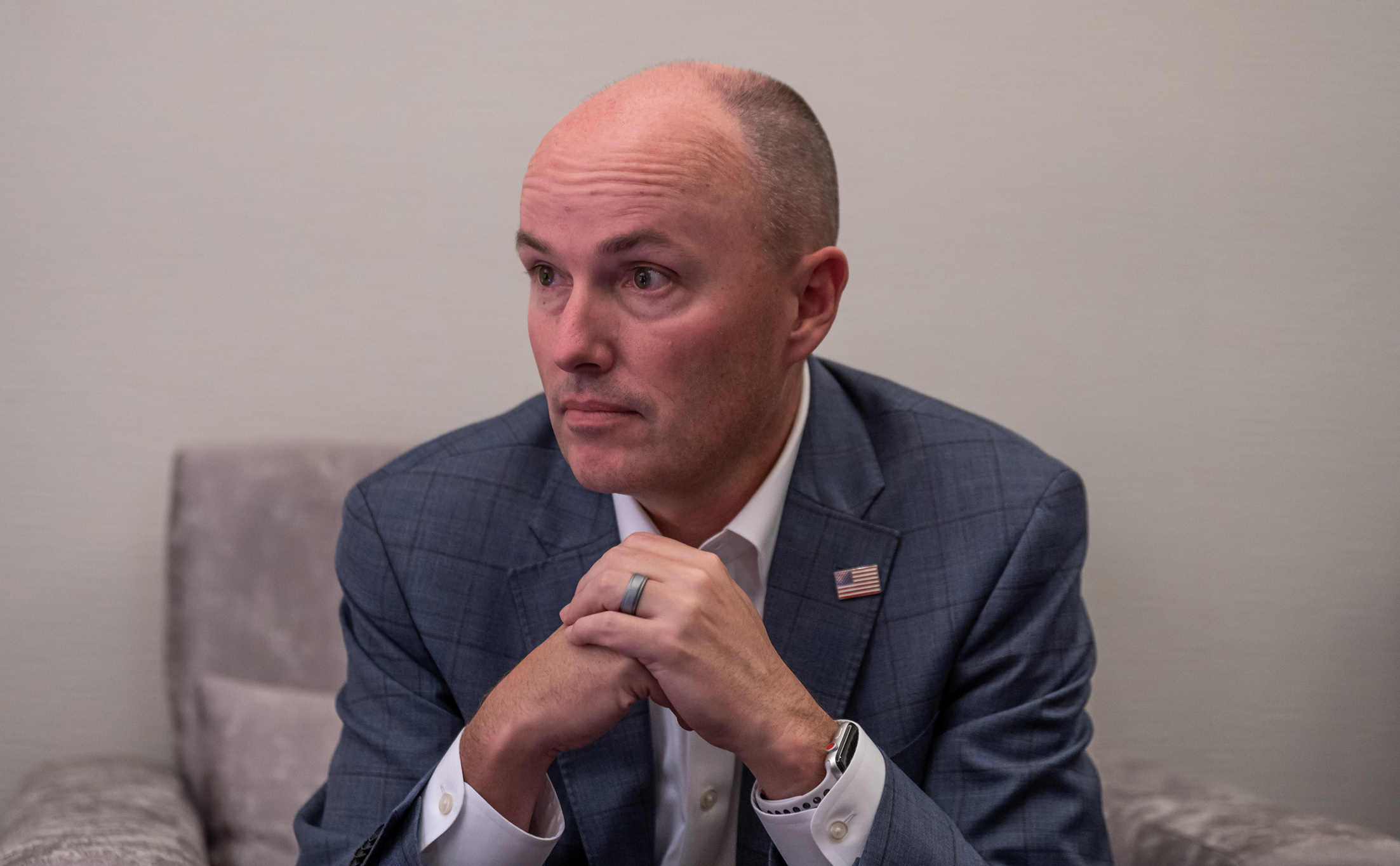 Gobernador de Utah tilda de “cáncer” a las redes sociales tras asesinato de Charlie Kirk