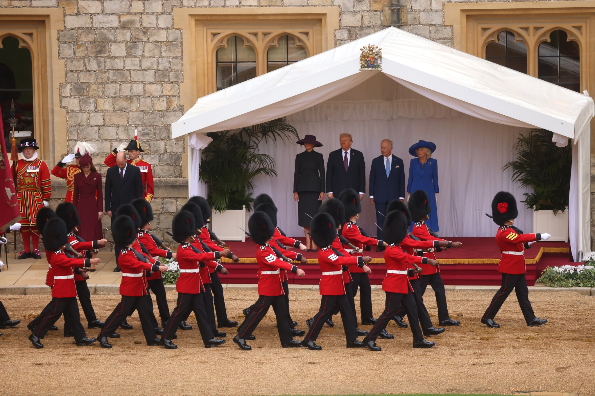 Donald y Melania Trump depositan una corona de flores en la tumba de Isabel II en Windsor