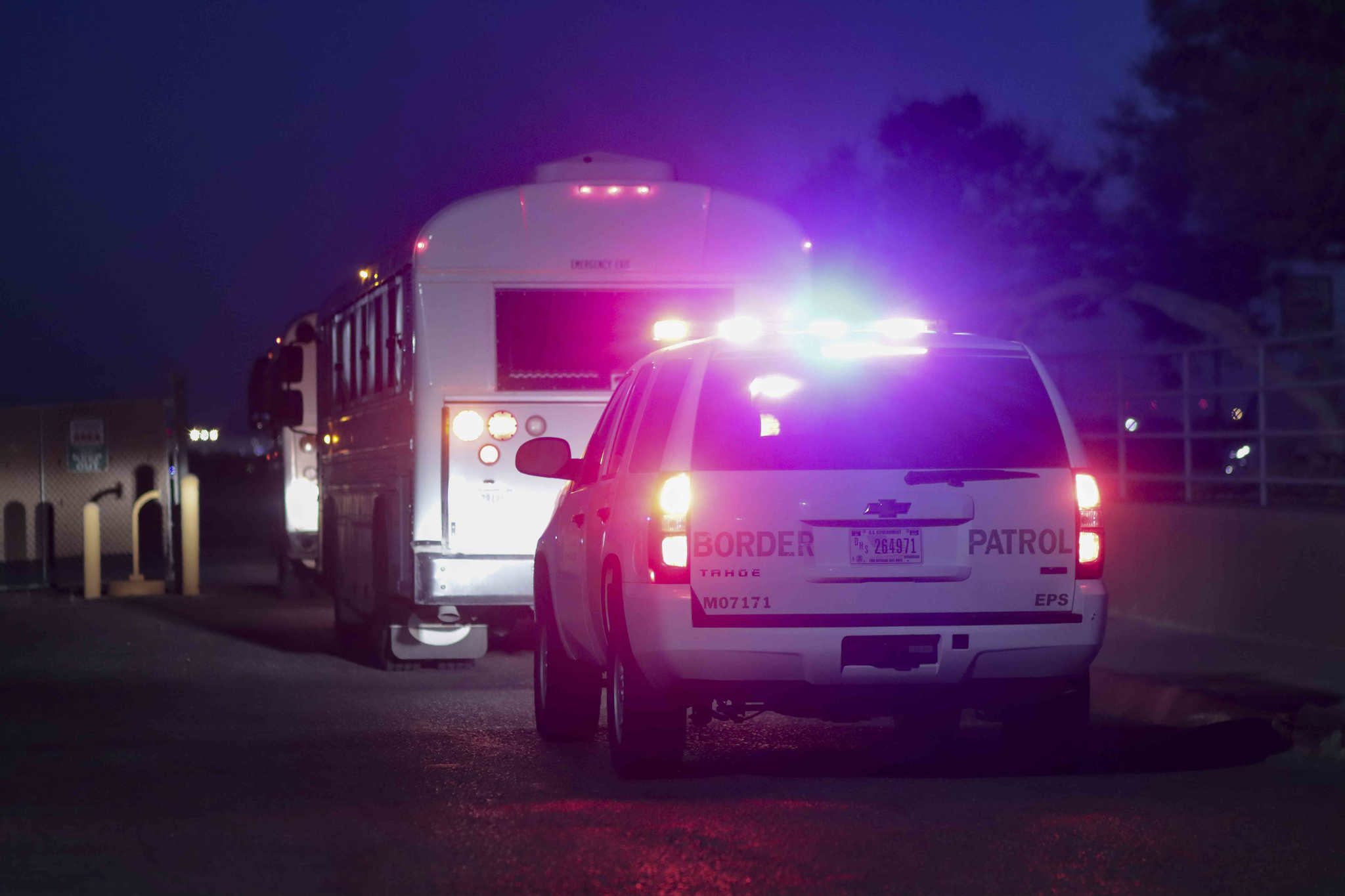 Arrestan a conductor de grúa que remolcó un vehículo de Inmigración para evitar arresto