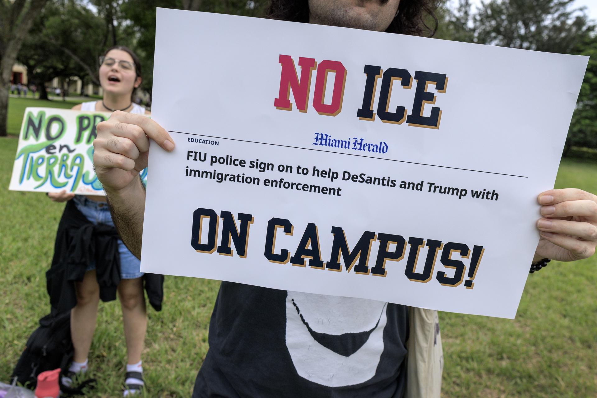 Universitarios protestan contra presencia del Servicio de Inmigración en campus de Florida