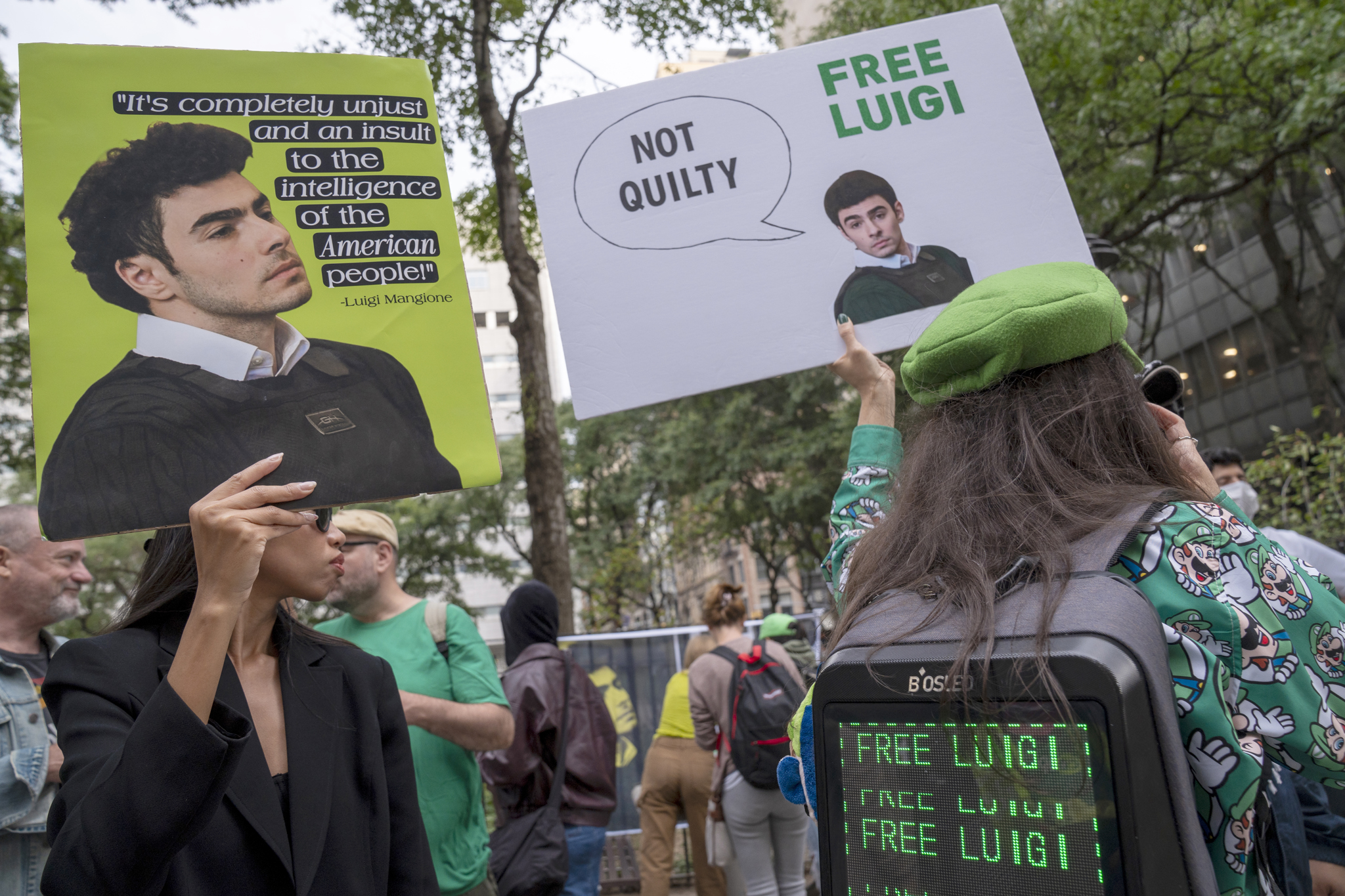 Juez desestima los cargos de terrorismo en el caso estatal contra Luigi Mangione