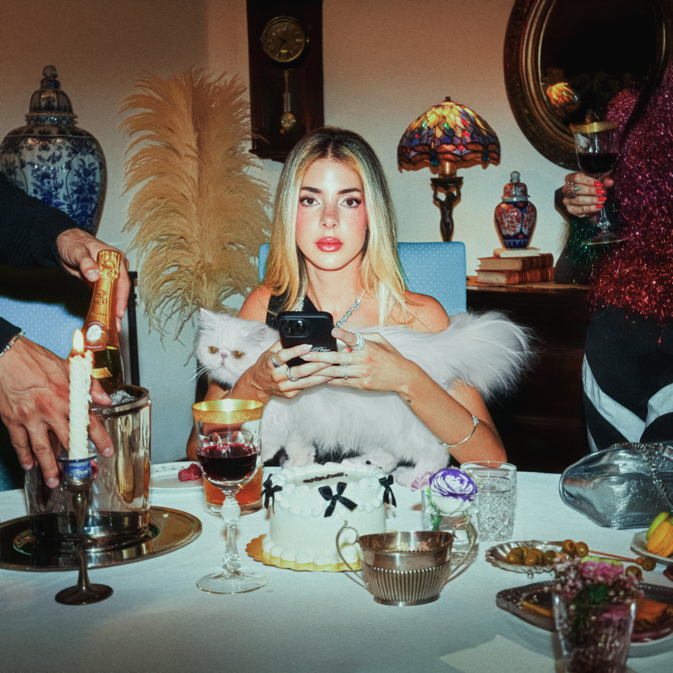 Corina Smith vence la vergüenza de contar intimidades con álbum ‘menos triste más mami’