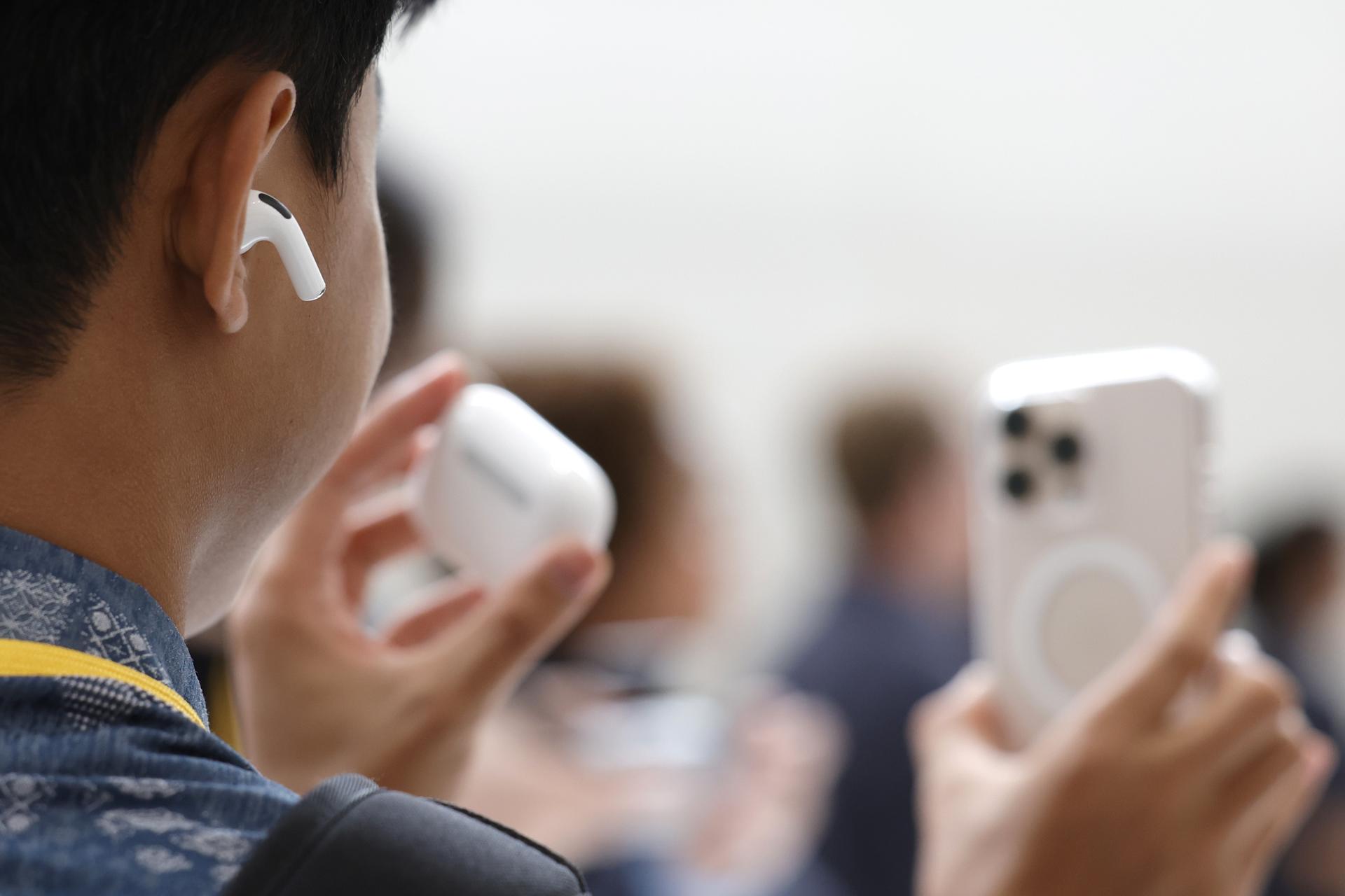 Apple equipa sus AirPods con traducción en inglés, español, portugués, francés y alemán