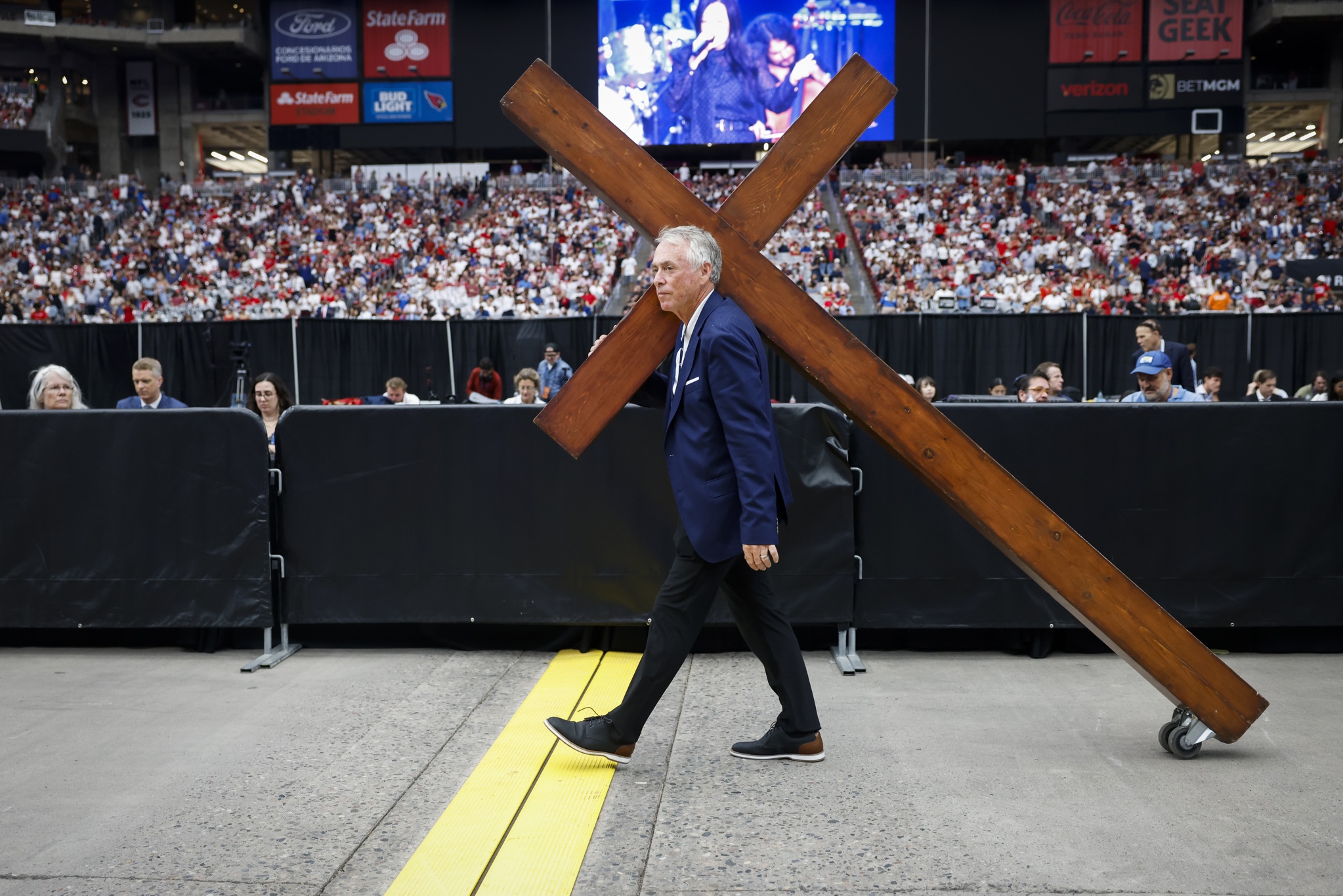 Multitud de seguidores de Charlie Kirk se da cita en Arizona para despedirlo junto a Trump