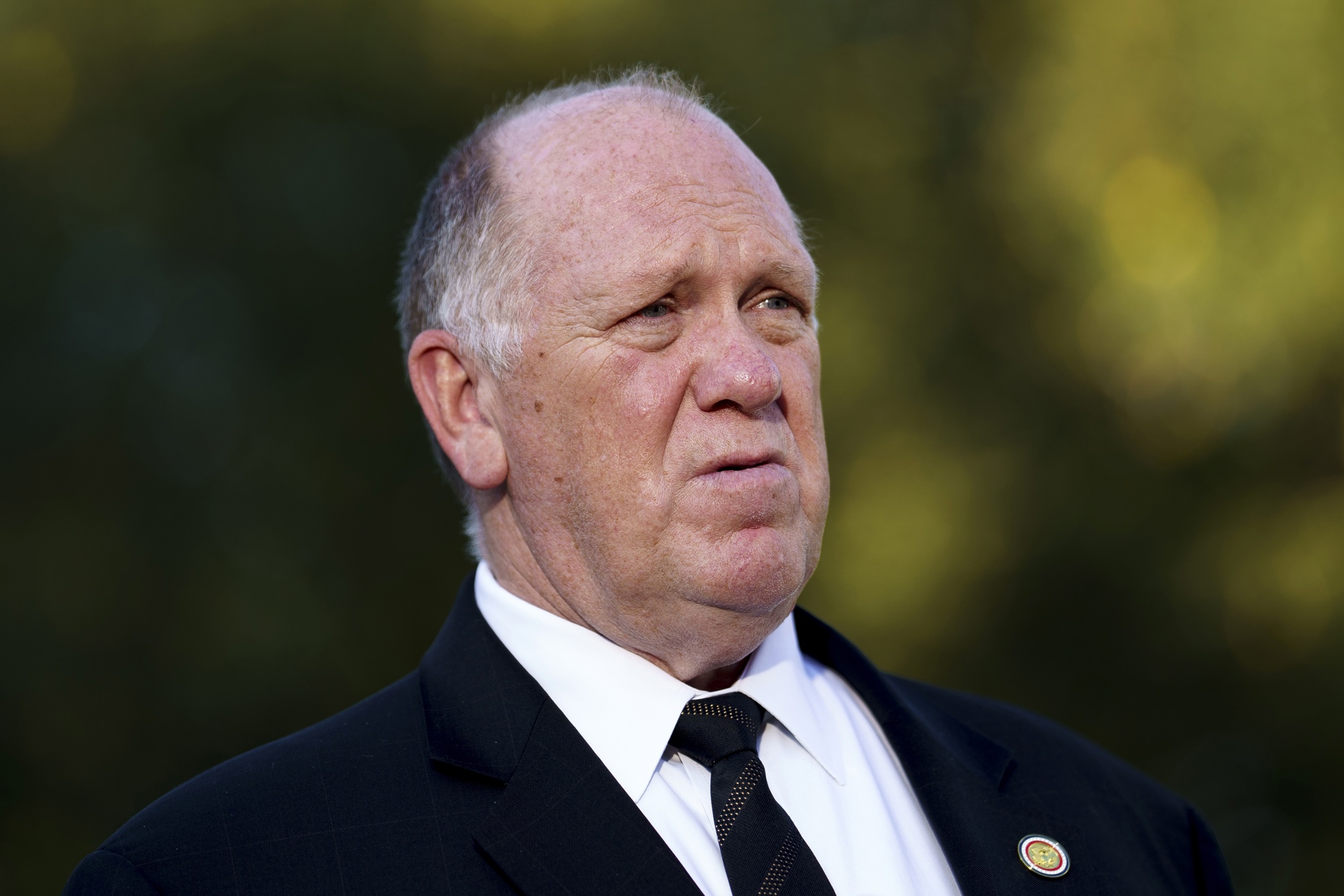 Trump cerró investigación sobre su zar de la frontera por presuntamente recibir un soborno