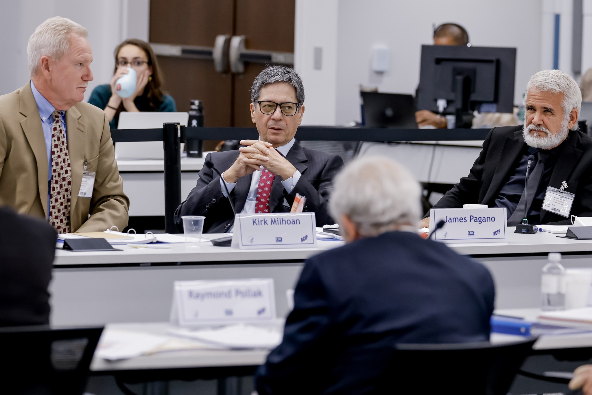 Nuevo comité asesor acuerda restringir acceso a vacunas contra el coronavirus en EE.UU.