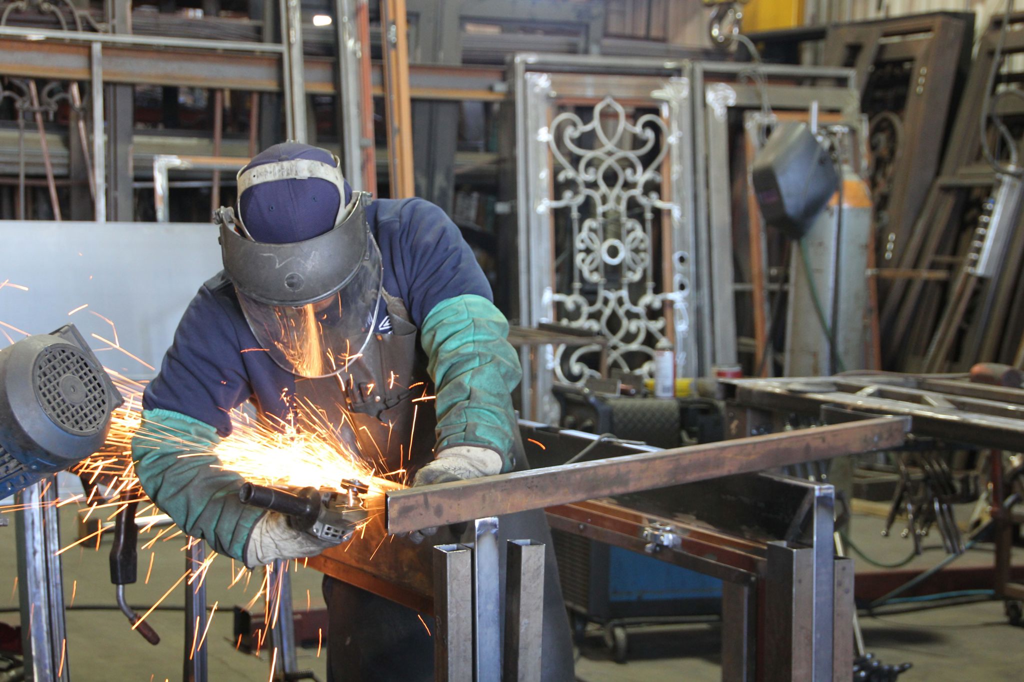 Trabajadores hispanos en EEUU siguen teniendo los menores ingresos pese a alza del 4,9 %