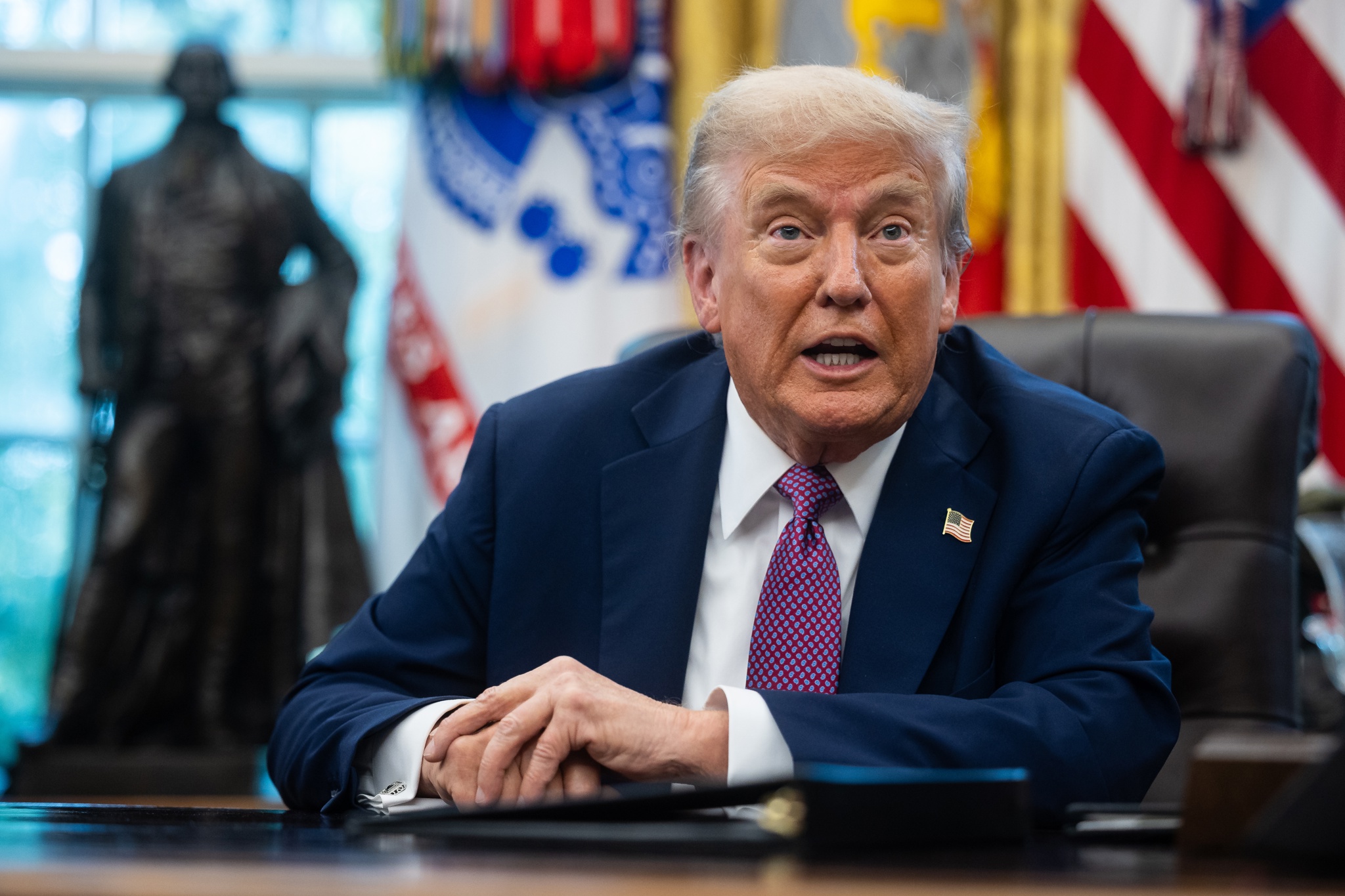 Trump dice que “vigilará” Nueva York tras respaldar su gobernadora a alcaldable socialista