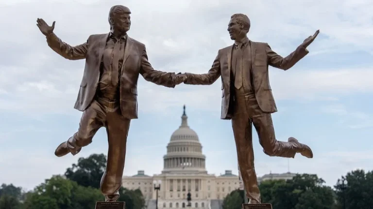 Una Escultura satírica de Trump y Epstein aparece en el centro de Washington