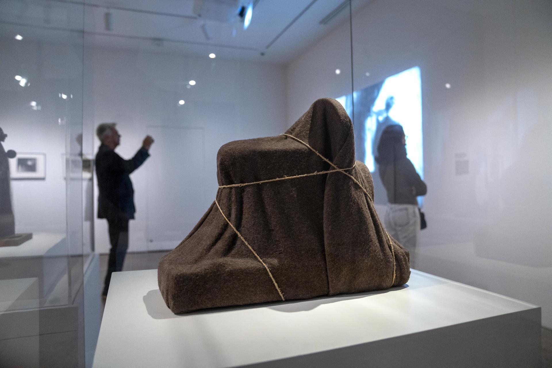 El Met de Nueva York ahonda en los rayogramas con los que Man Ray captó “objetos soñando”