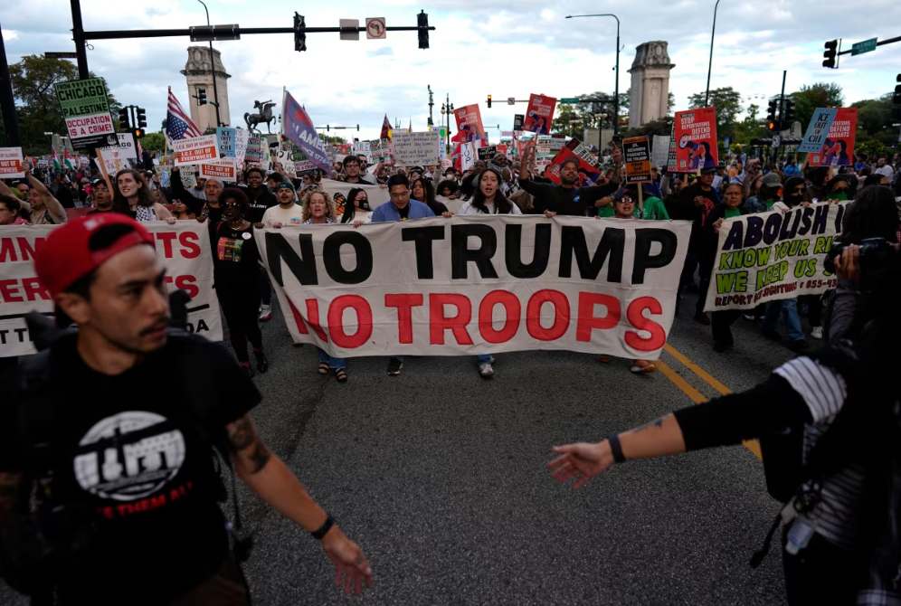Trump amenaza con enviar tropas a Chicago, expertos advierten sobre “abuso de poder”