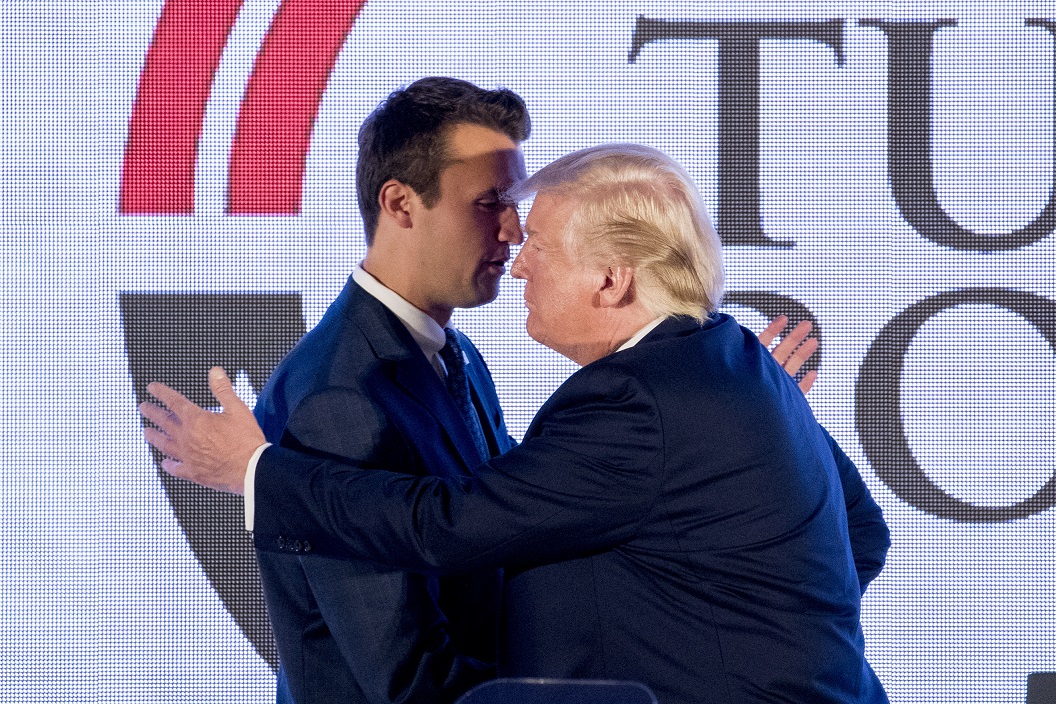 Una universidad en Florida erigirá una estatua en memoria de Charlie Kirk en su campus