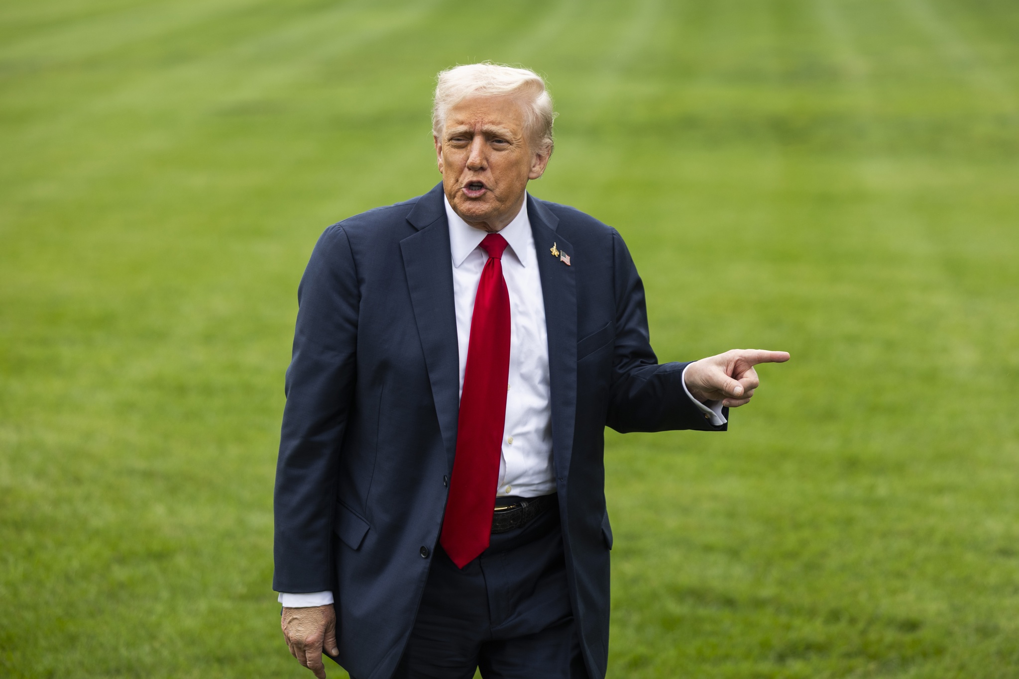 Trump se burla de líder demócrata con un video de IA que lo caricaturiza como mexicano