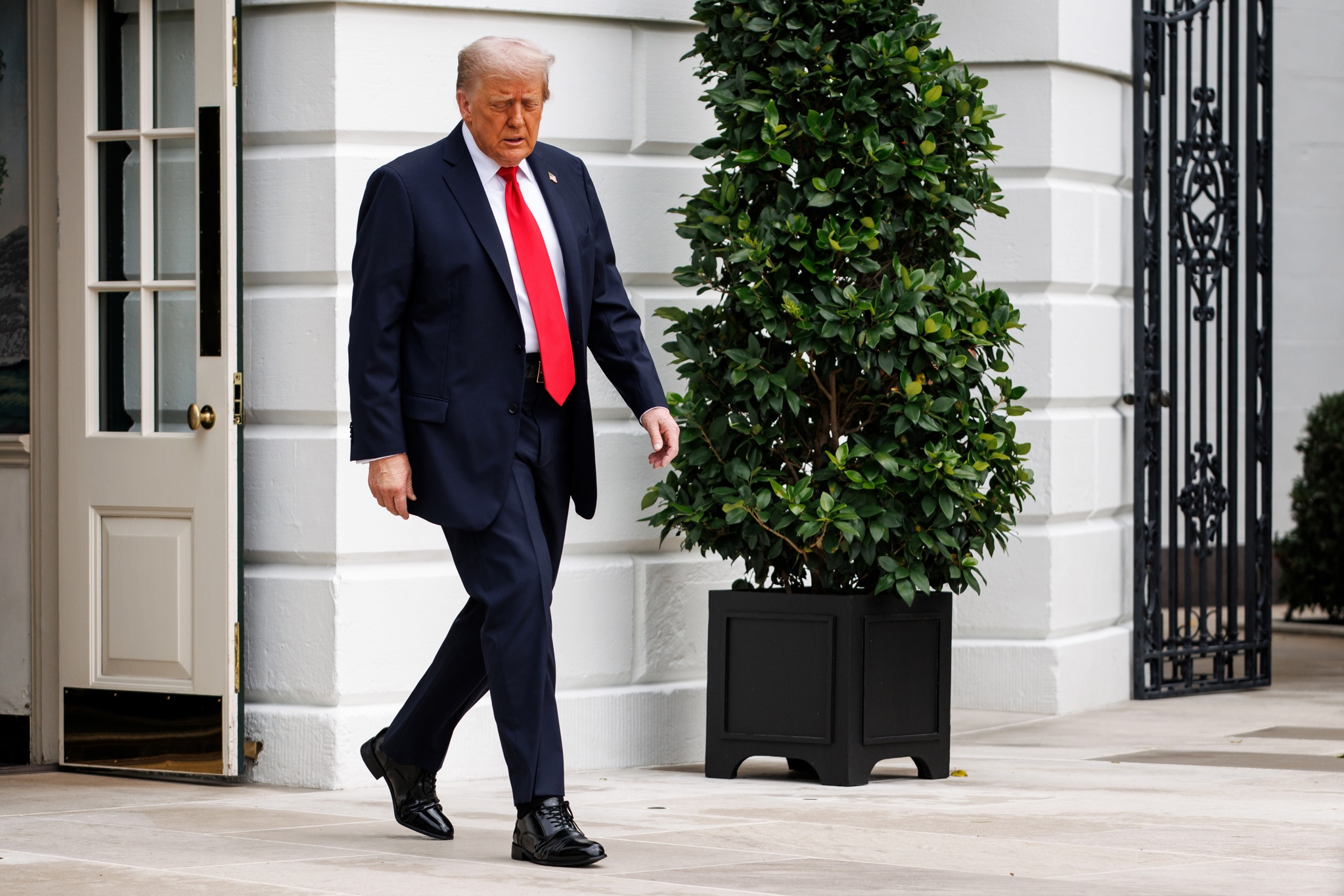 Trump niega una guerra con Chicago y afirma que EEUU “limpiará” sus ciudades