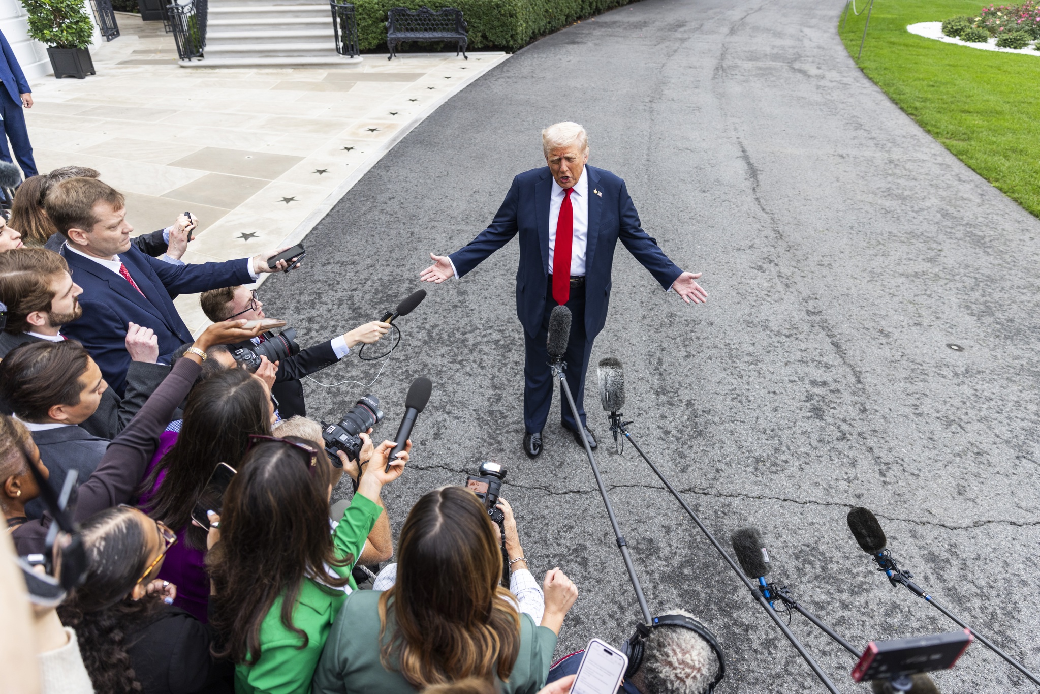 Trump dice que EE.UU. monitoreará “muy seriamente” a narcos venezolanos en tierra