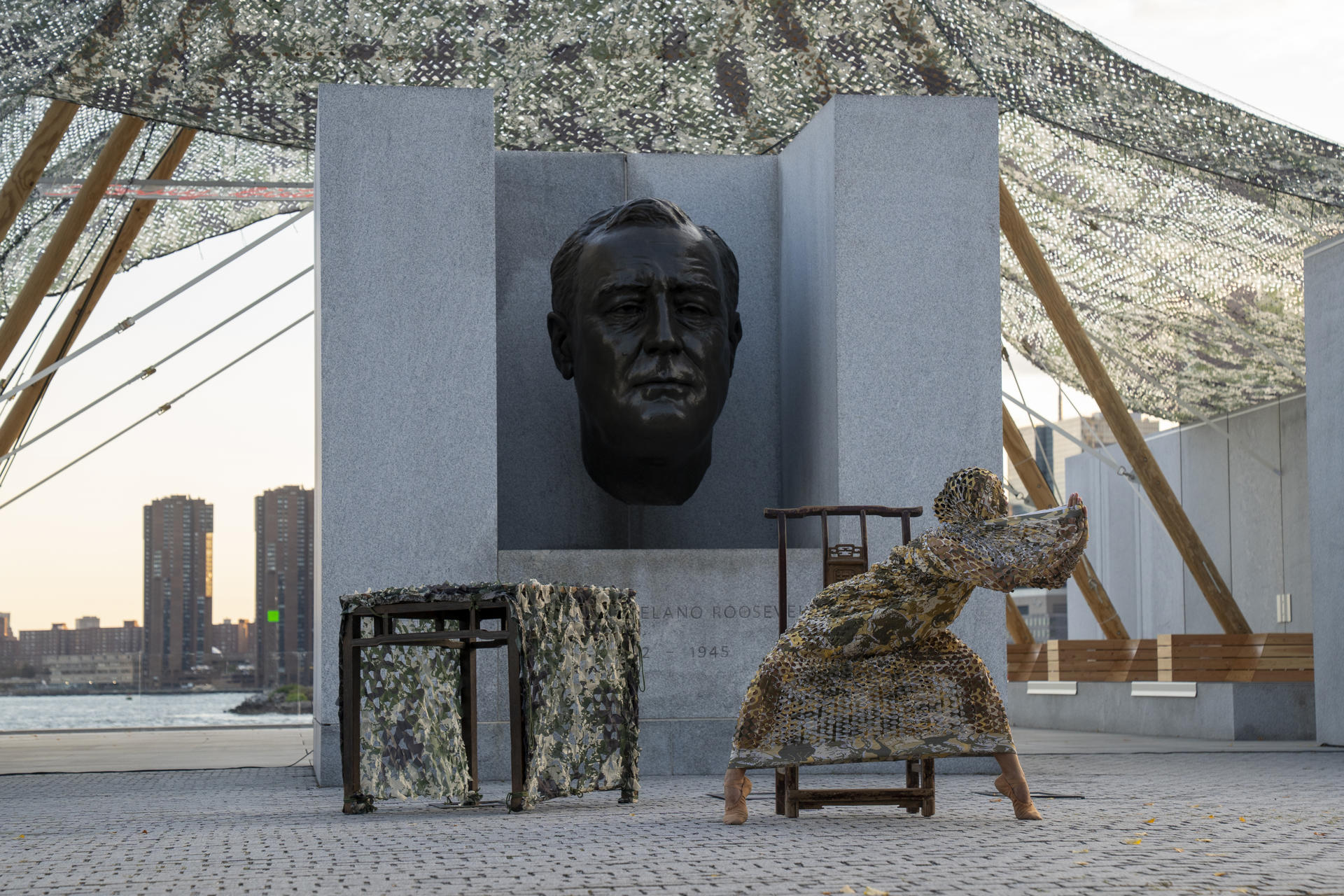 Ai Weiwei cuestiona el sentido de las guerras en un ‘santuario’ artístico frente a la ONU