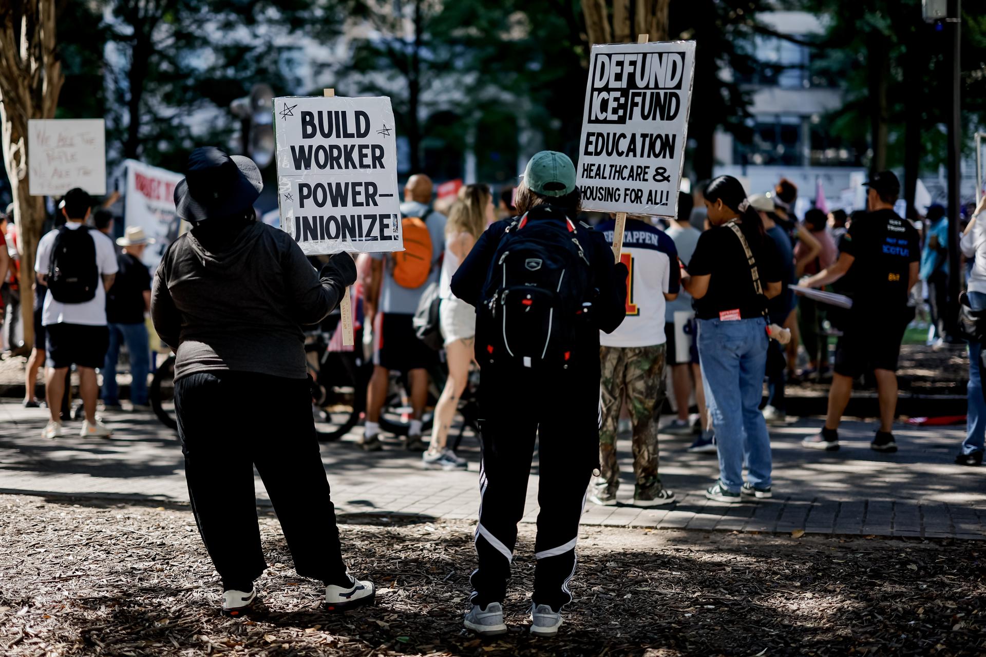 Protestas masivas por el Día del Trabajo acusan a Trump de favorecer a los ricos en EEUU