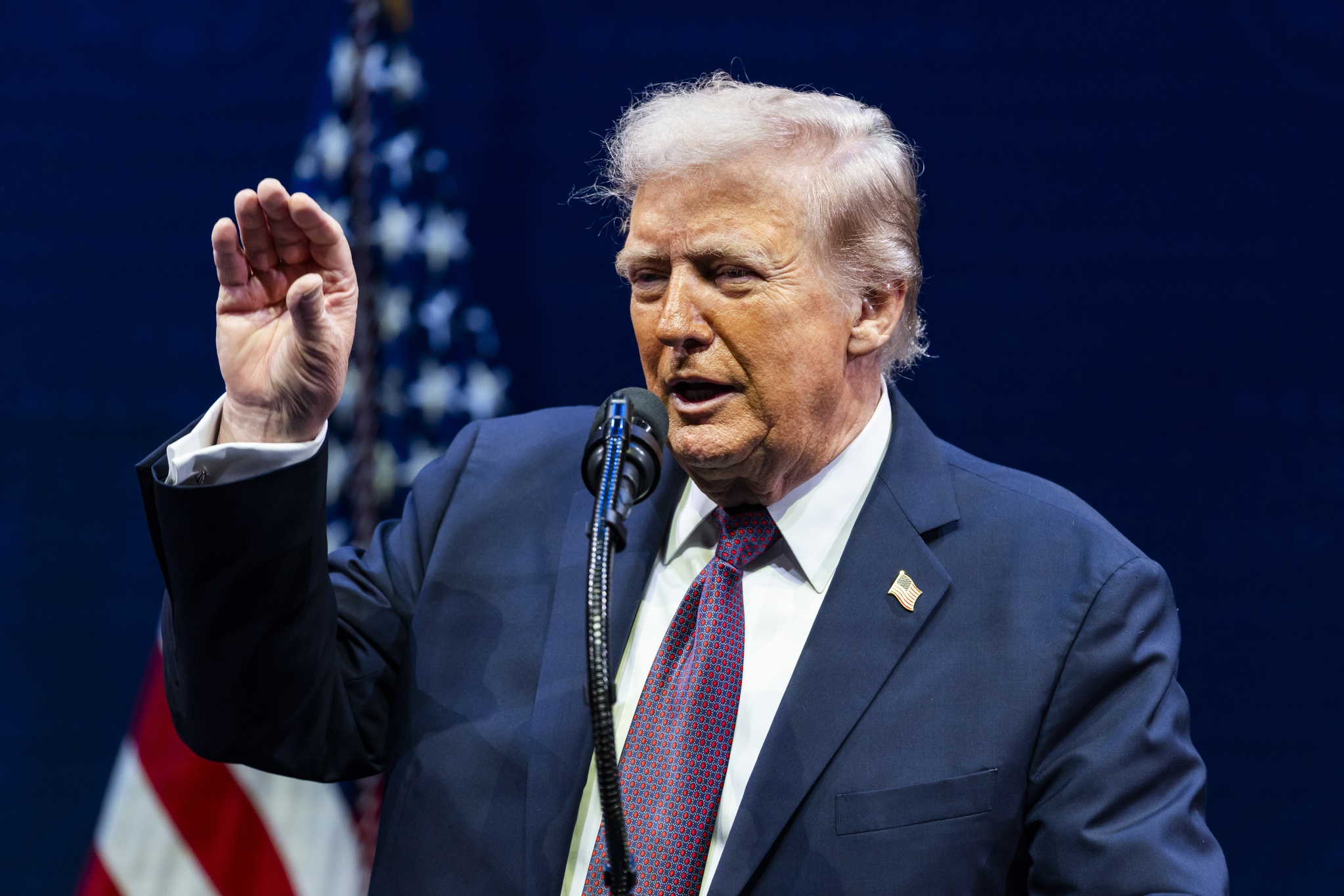 Trump sale a cenar y jugar billar para promover la toma federal de Washington