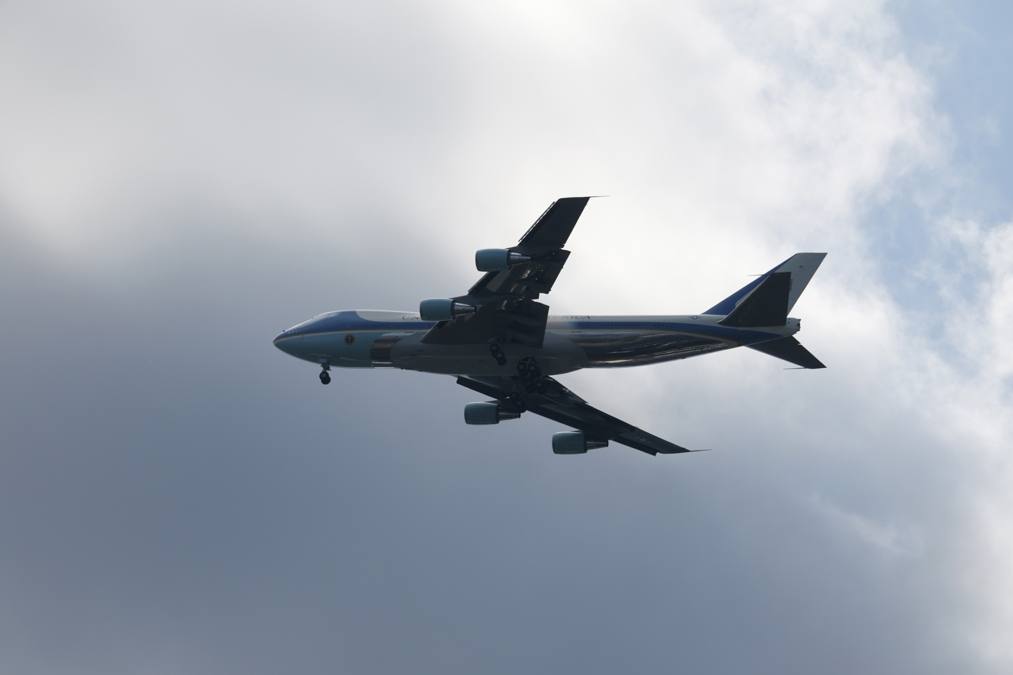 Un piloto es advertido por volar cerca del Air Force One: “Presta atención, deje el iPad”