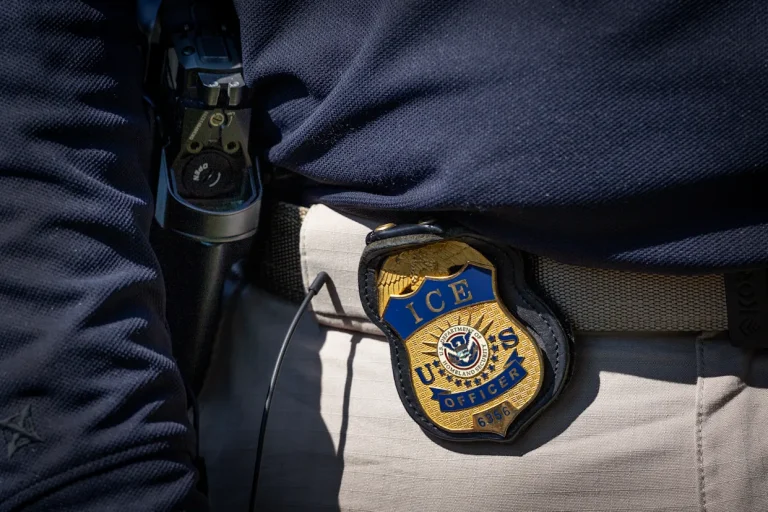 Un agente de ICE mata a tiros a un hombre que se resistía al arresto en el área de Chicago