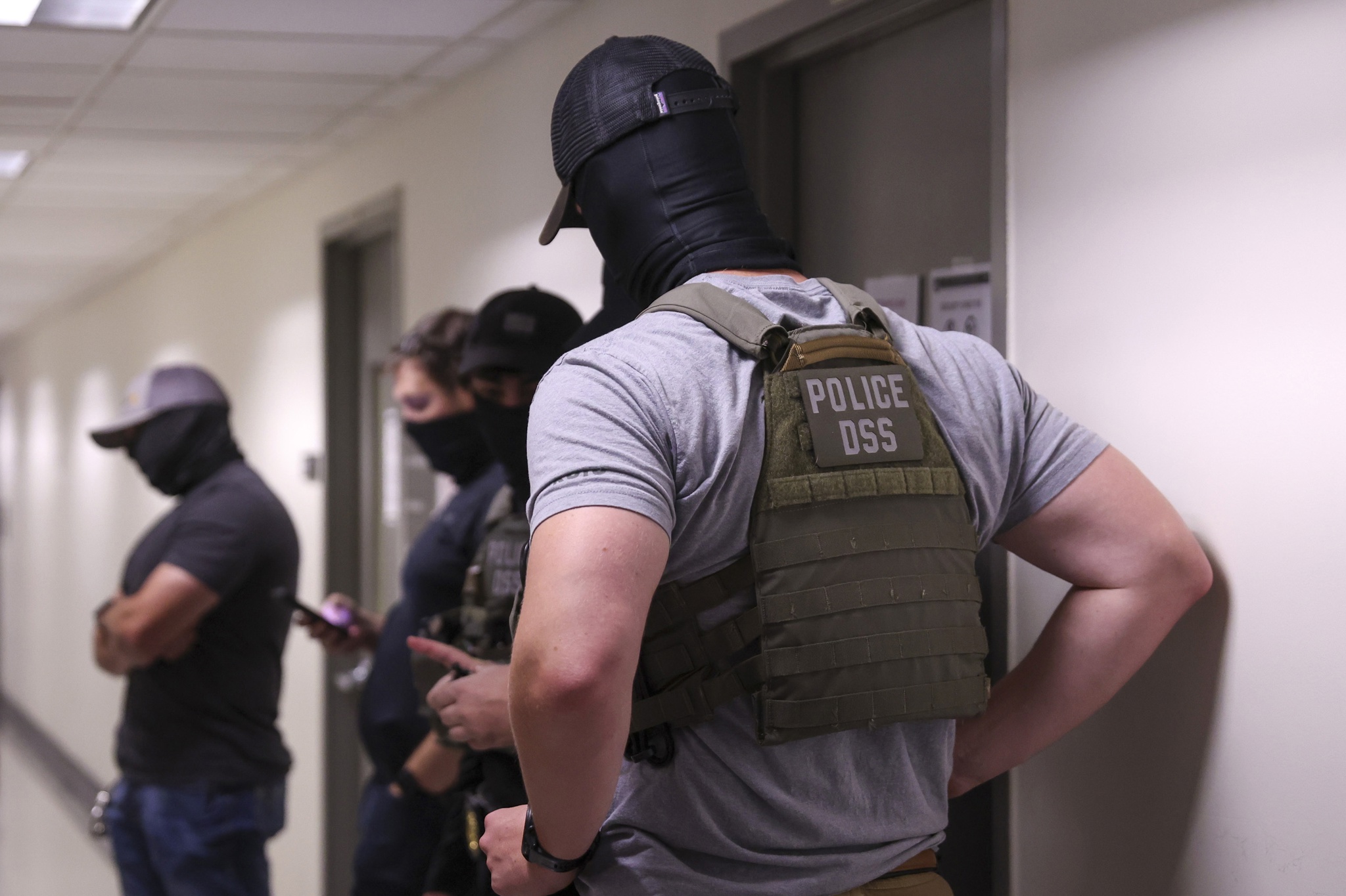 El DHS ignorará ley californiana que prohíbe a agentes migratorios usar máscaras