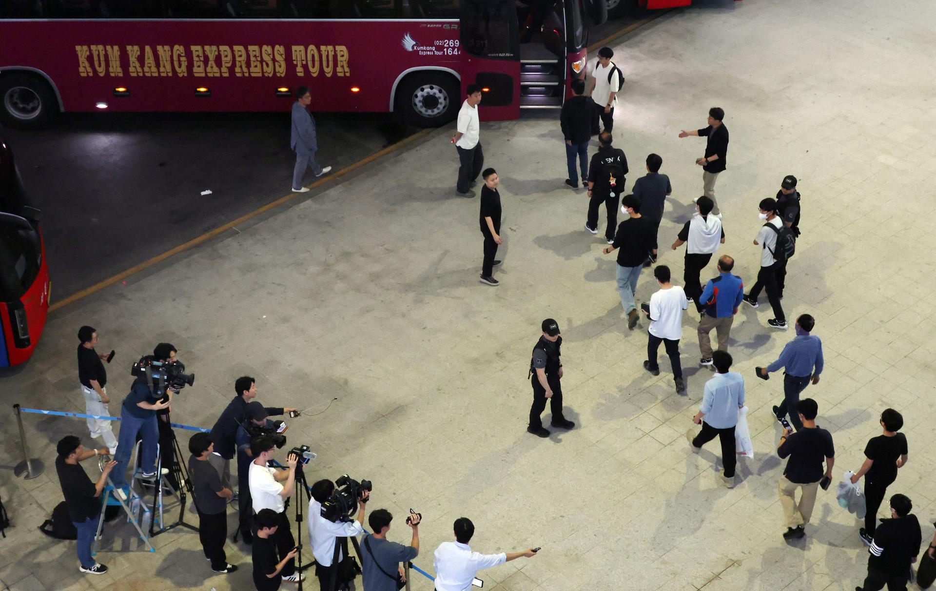 El vuelo con los surcoreanos detenidos en redada de EE.UU. aterriza en Corea del Sur