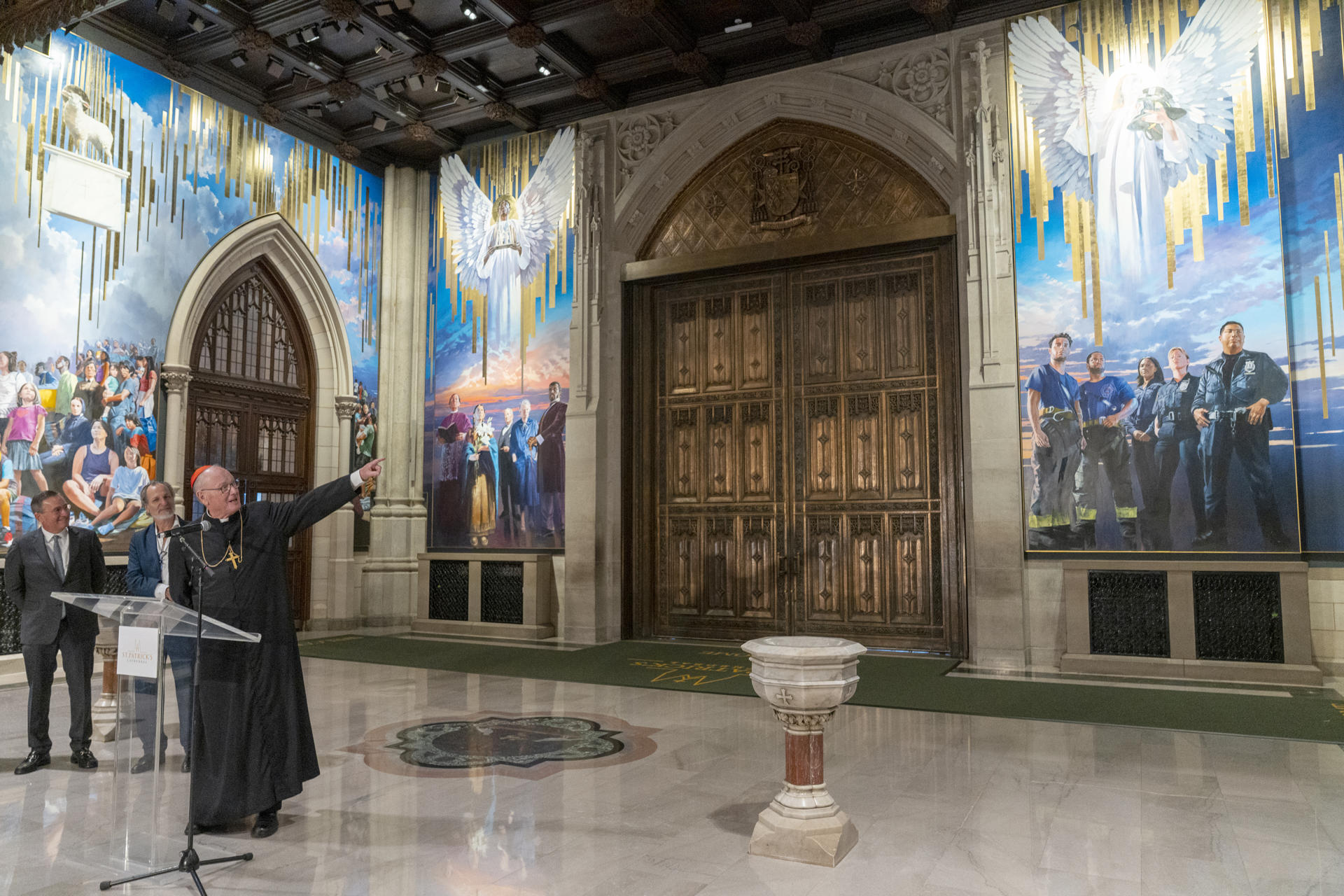 Catedral de Saint Patrick rinde homenaje a inmigrantes de Nueva York con un enorme mural