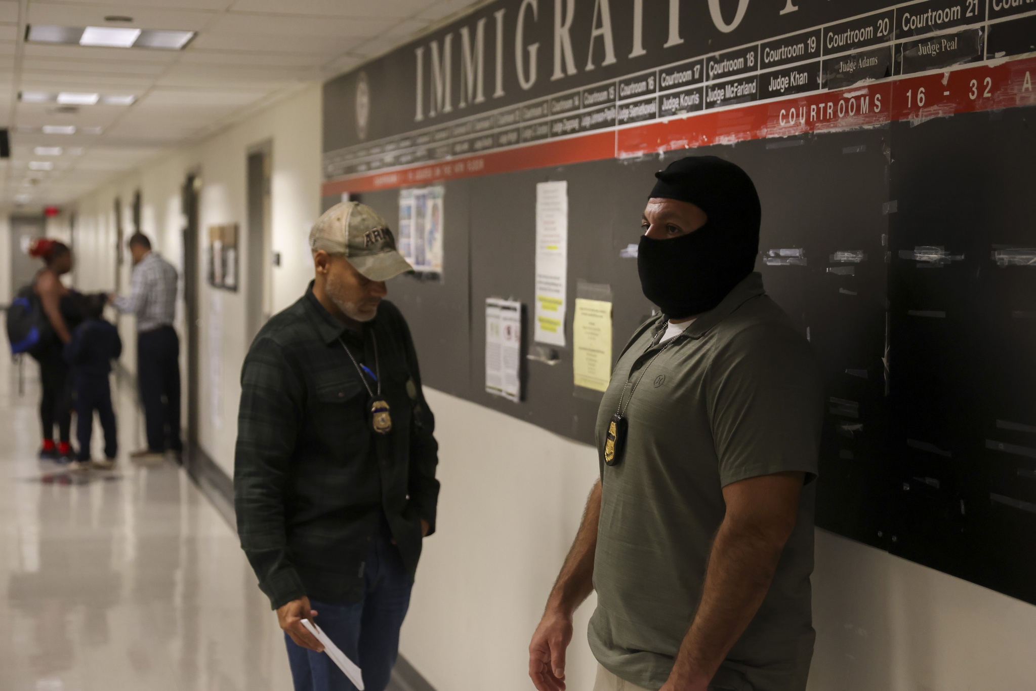 Juez ordena mejorar condiciones de inmigrantes detenidos en edificio federal de Nueva York