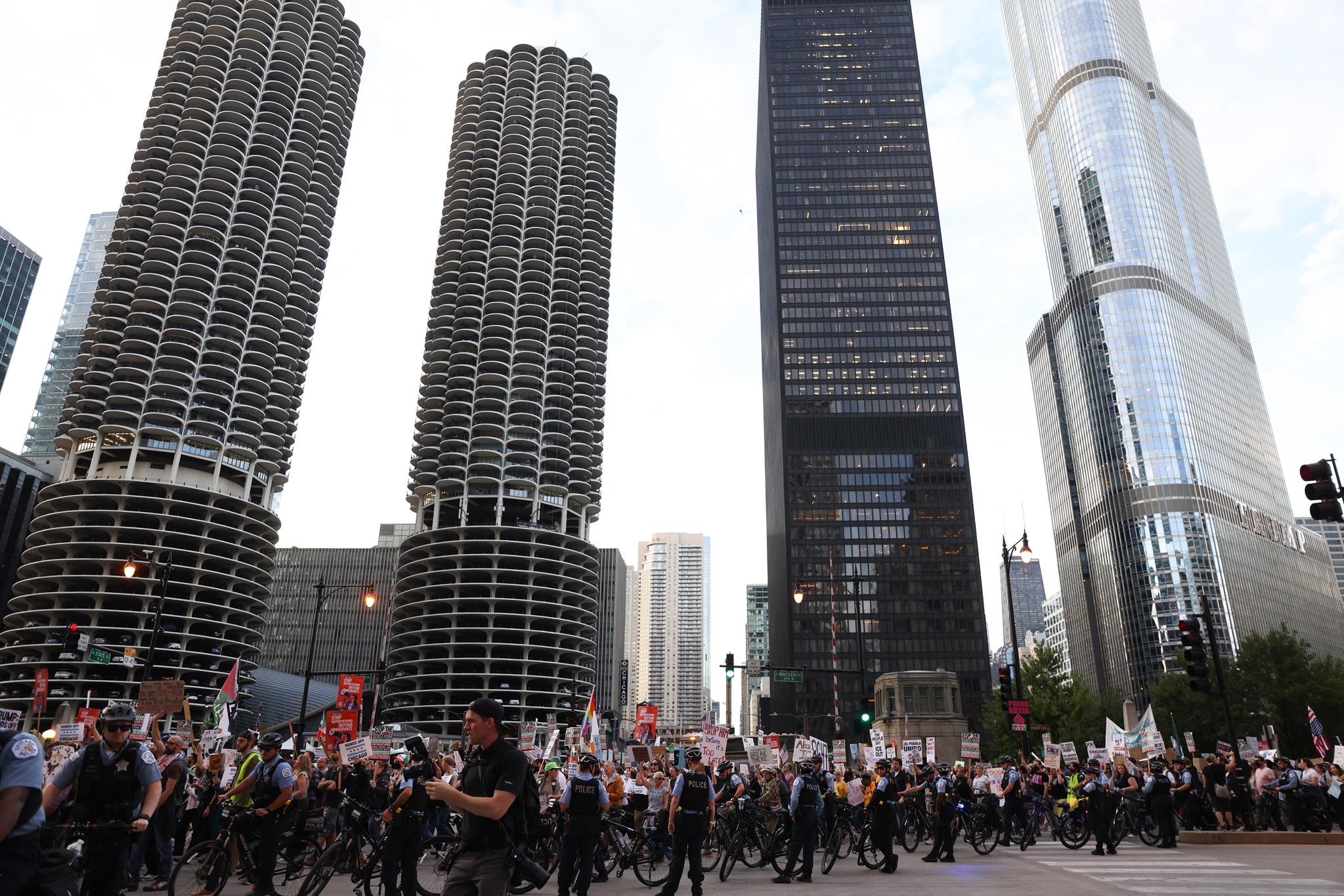 ICE instala vallas de seguridad en centro de procesamiento en Chicago tras protestas