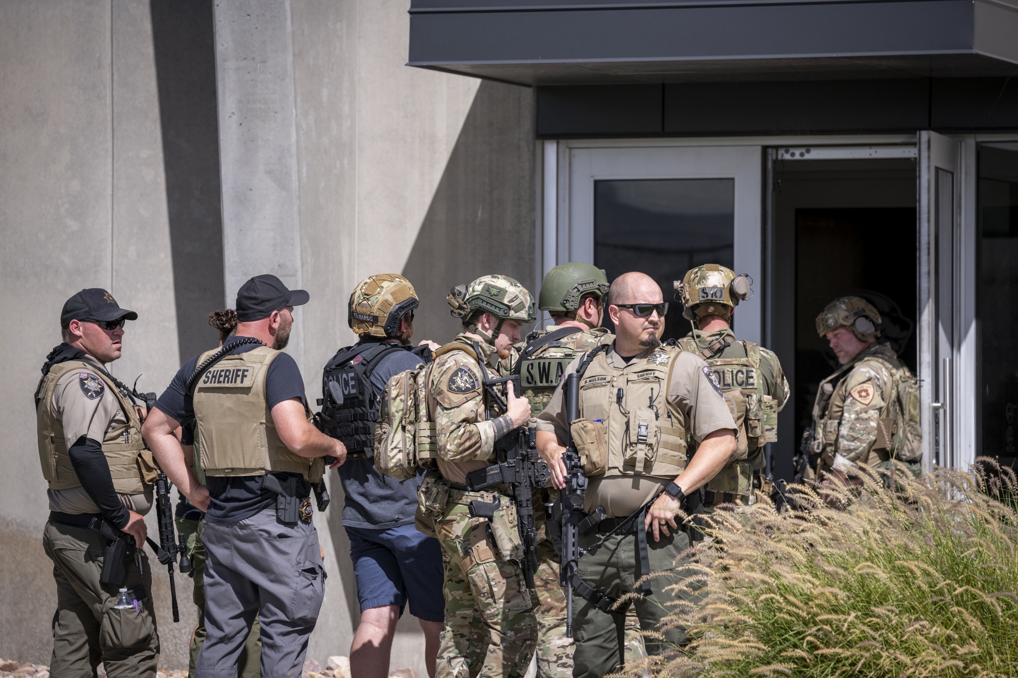 El FBI publica 2 fotos del sospechoso de asesinar de Charlie Kirk, al que intenta capturar