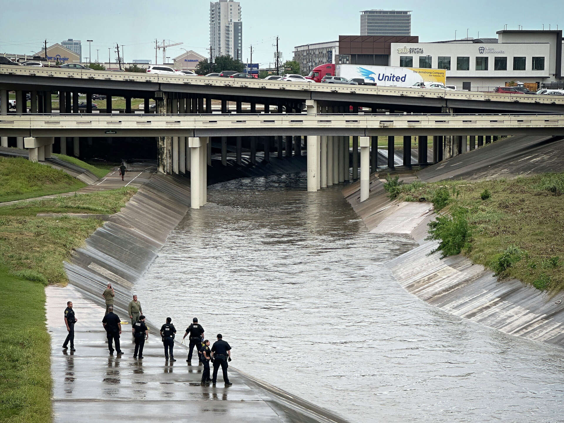 Autoridades investigan hallazgo de múltiples cuerpos en bayous del área de Houston; ciudadanos expresan inquietud